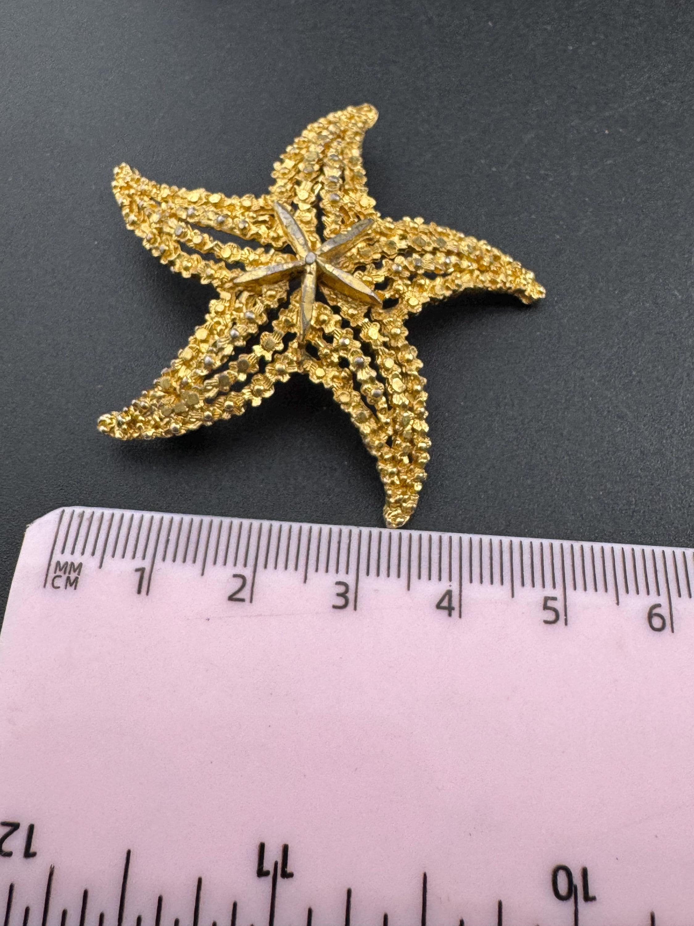 Signed BSK 5cm Vintage gold tone nautical starfish brooch
