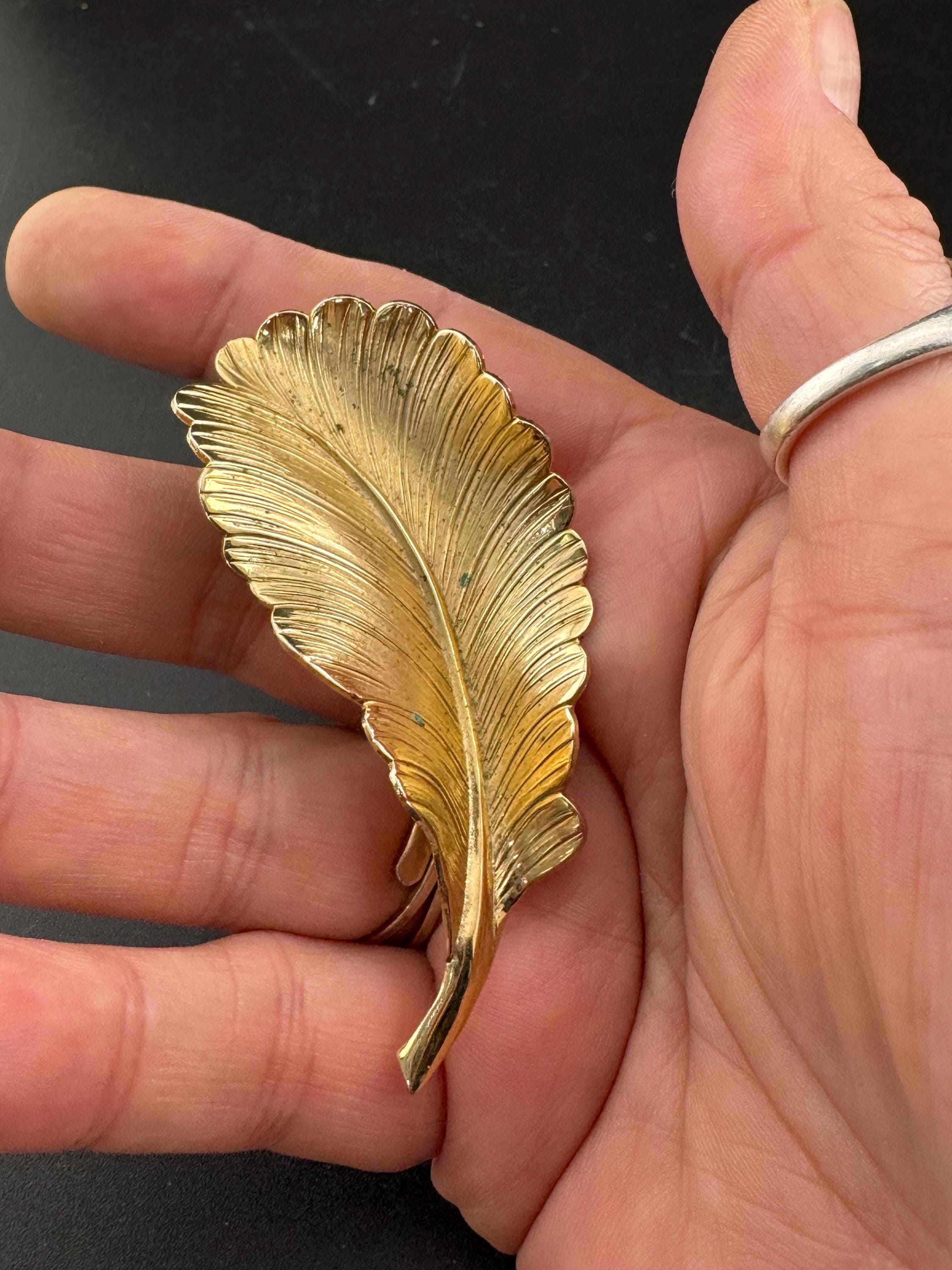 Signed giovanni vintage modernist mid century gold tone leaf brooch