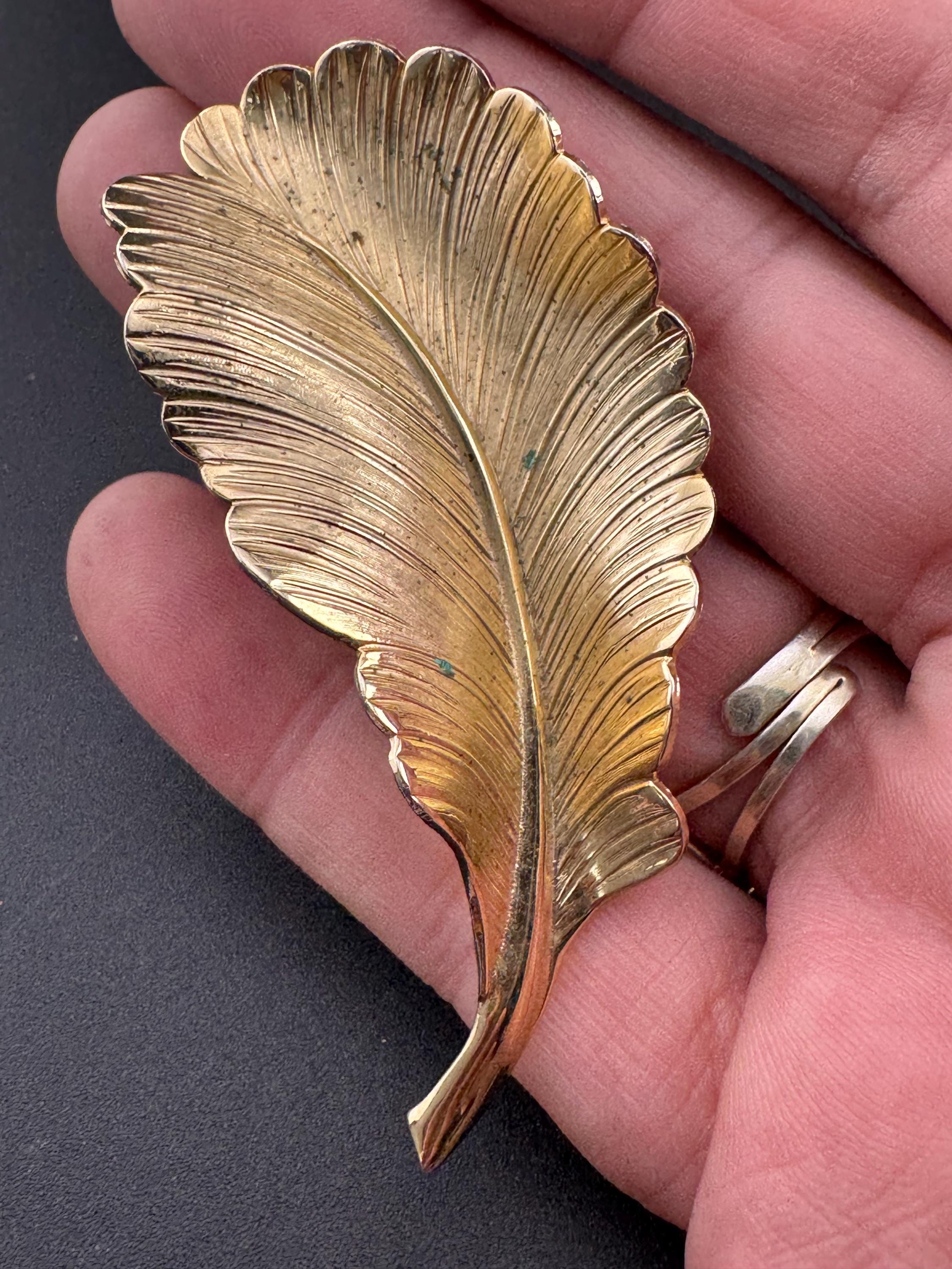 Signed giovanni vintage modernist mid century gold tone leaf brooch