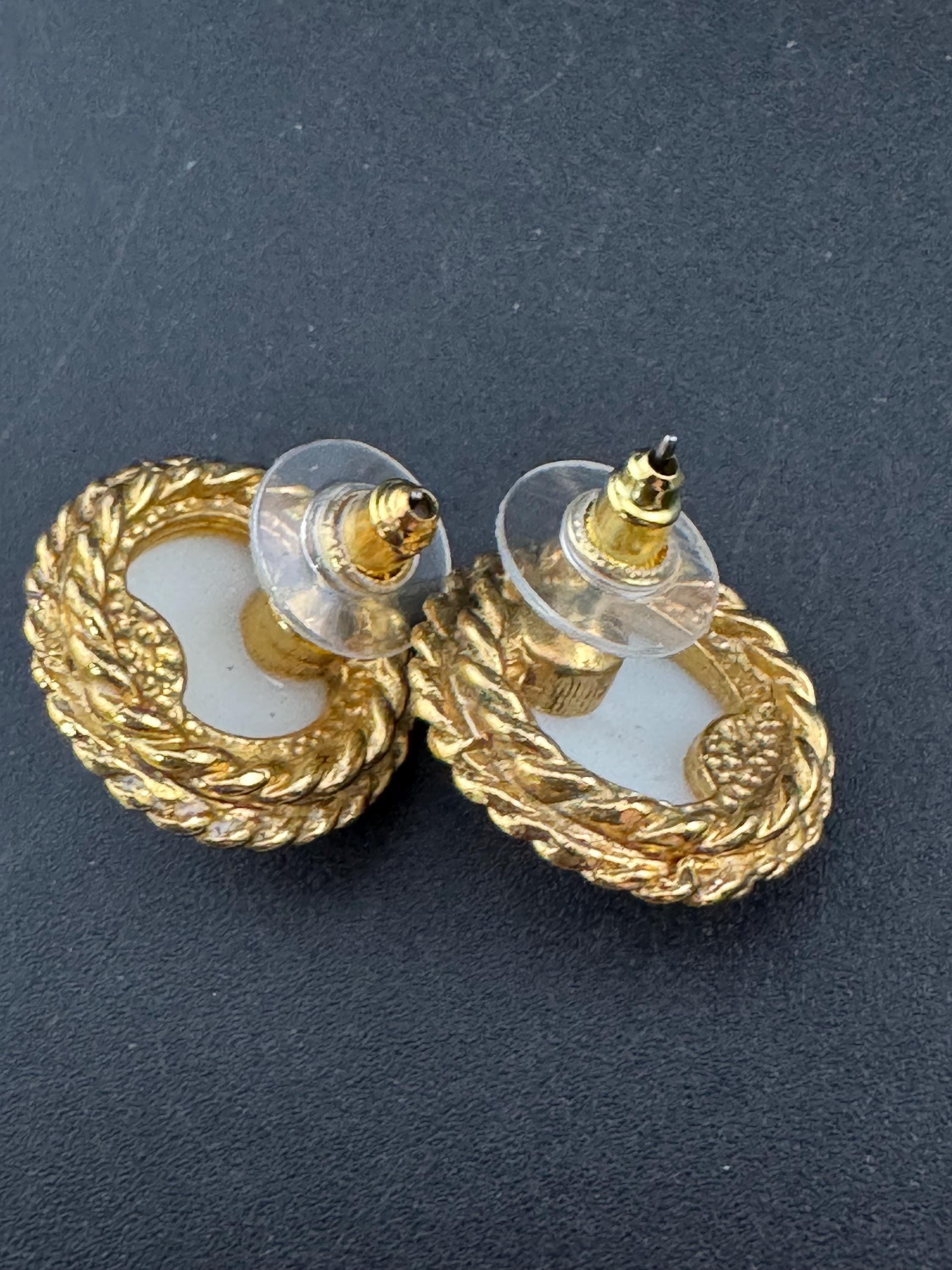 Vintage gold tone rope twist surround with modernist white faux pearl cabochon 2cm stud earrings for pierced ears