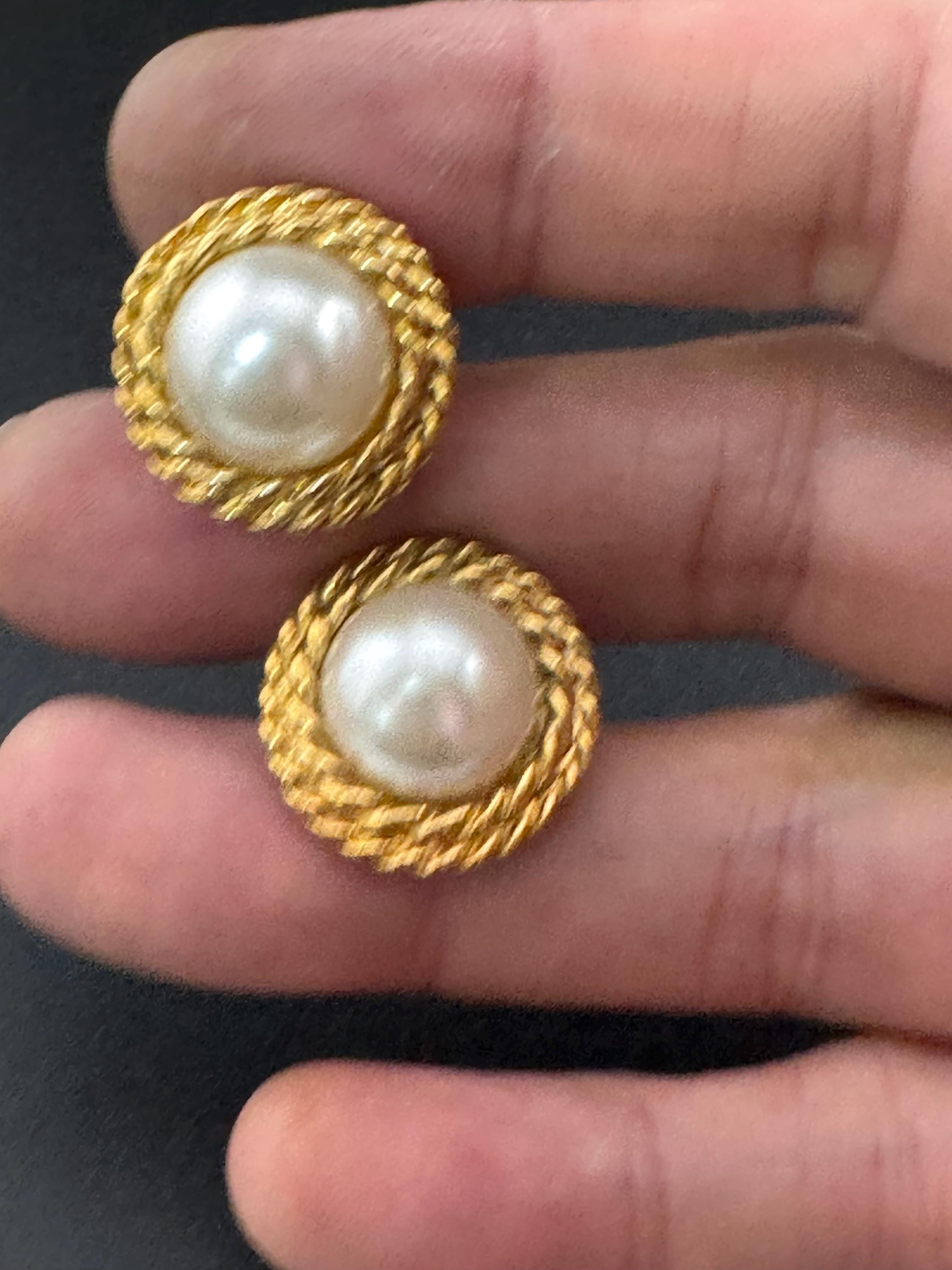 Vintage gold tone rope twist surround with modernist white faux pearl cabochon 2cm stud earrings for pierced ears