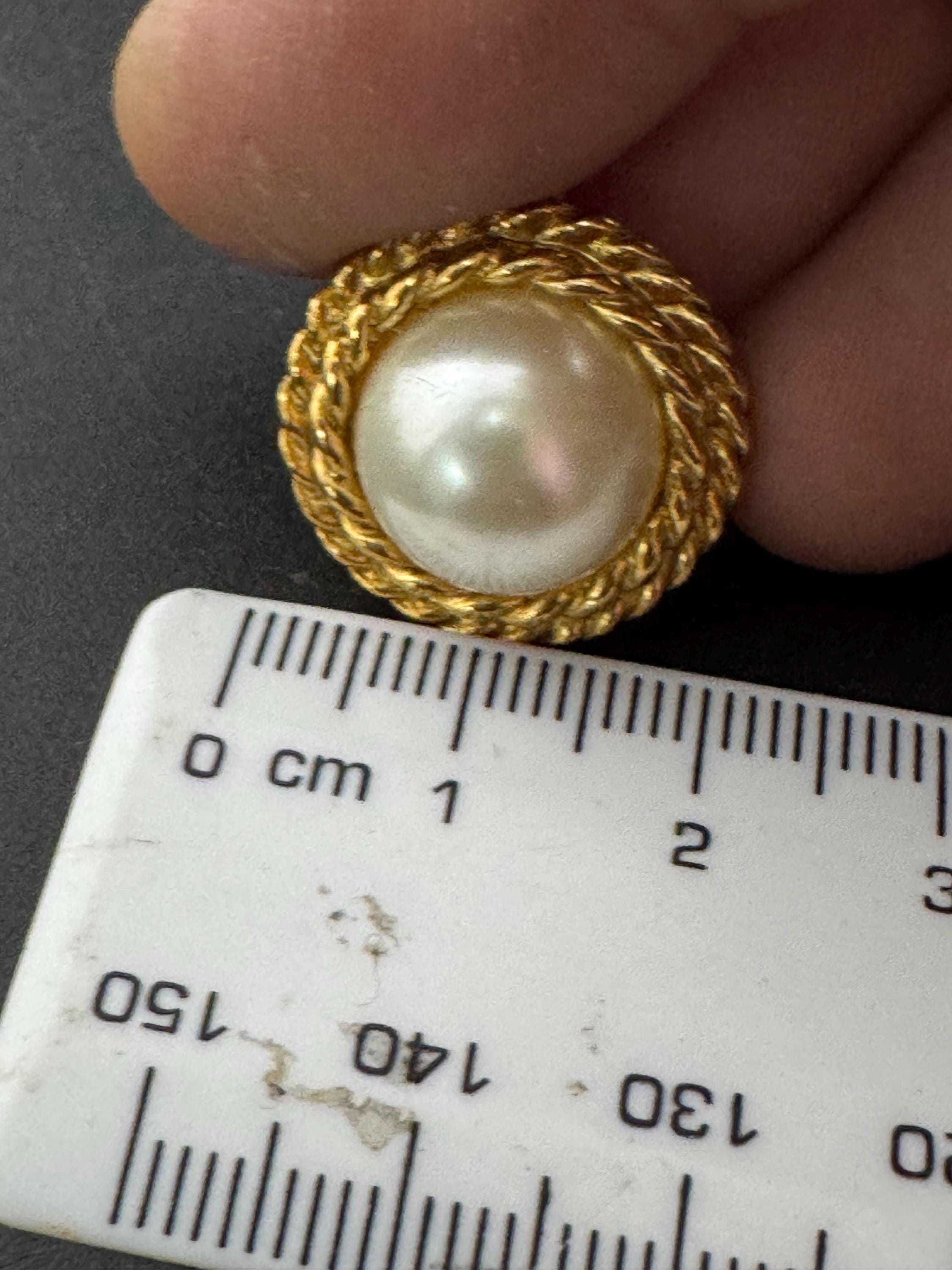 Vintage gold tone rope twist surround with modernist white faux pearl cabochon 2cm stud earrings for pierced ears