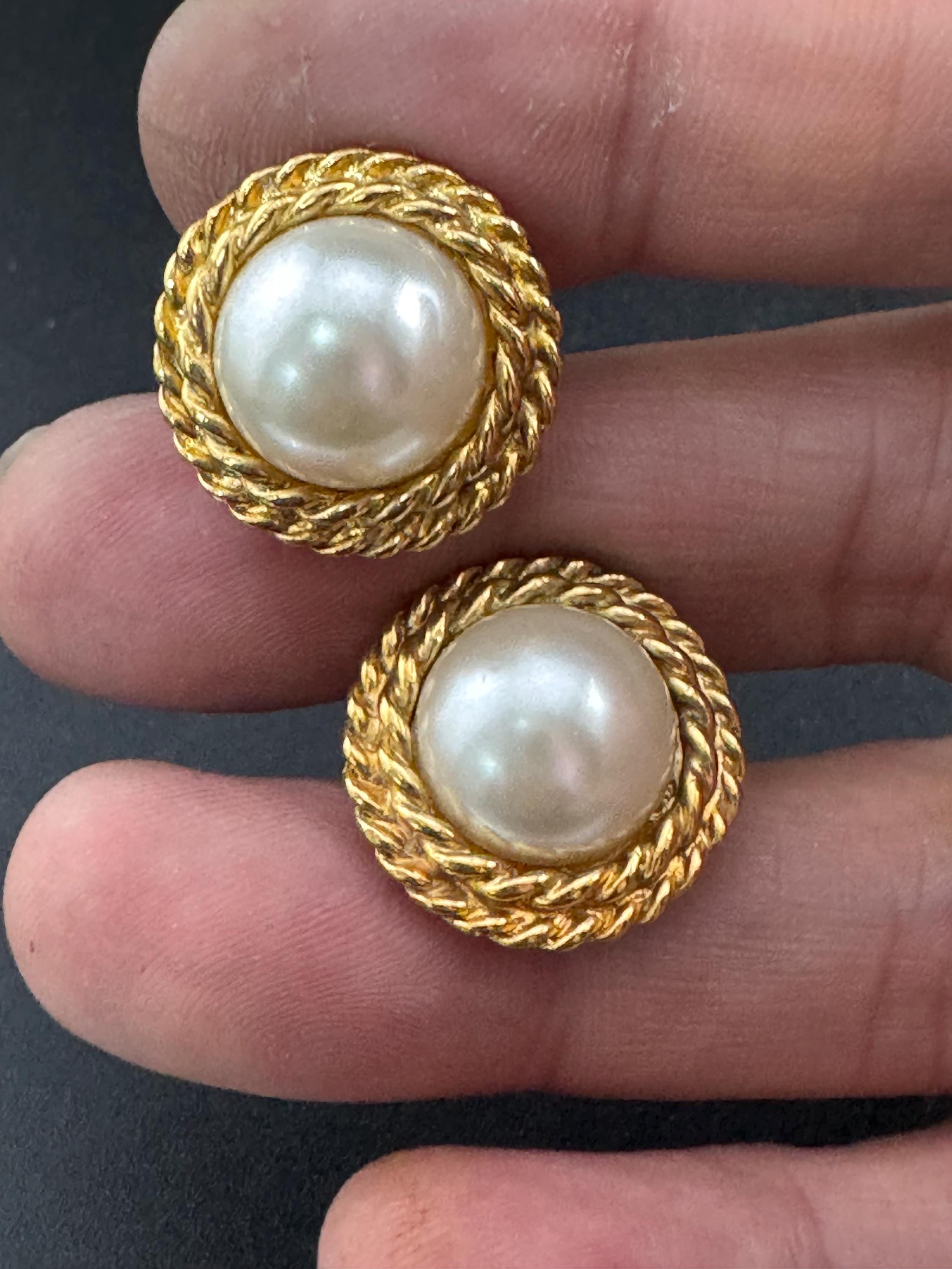 Vintage gold tone rope twist surround with modernist white faux pearl cabochon 2cm stud earrings for pierced ears