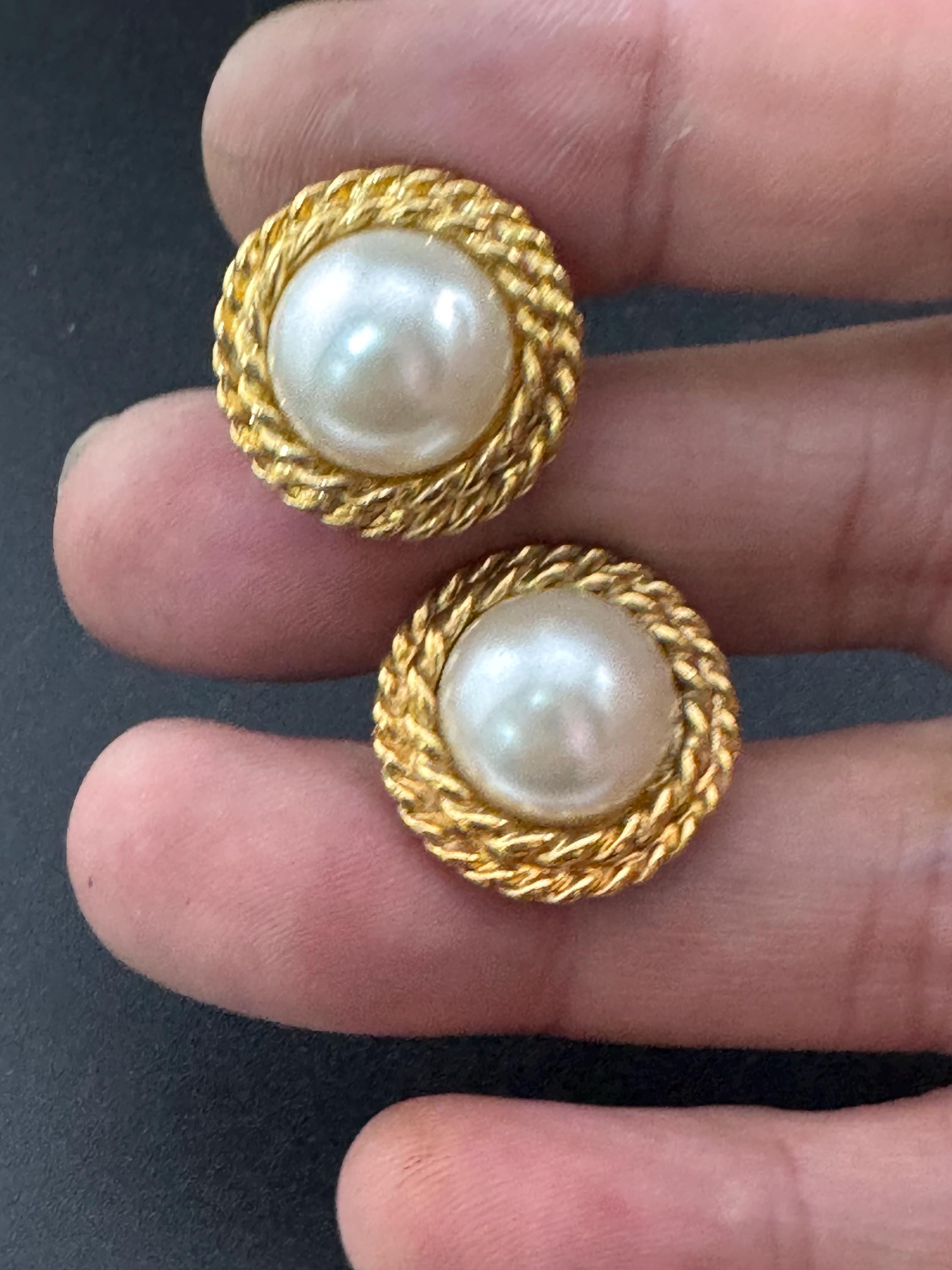 Vintage gold tone rope twist surround with modernist white faux pearl cabochon 2cm stud earrings for pierced ears