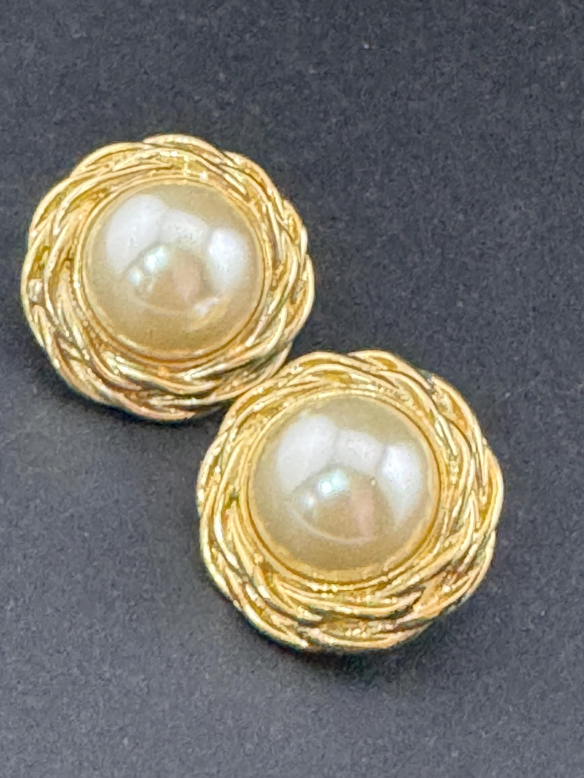 Vintage gold tone rope twist surround with modernist white faux pearl cabochon 2.5cm stud earrings for pierced ears