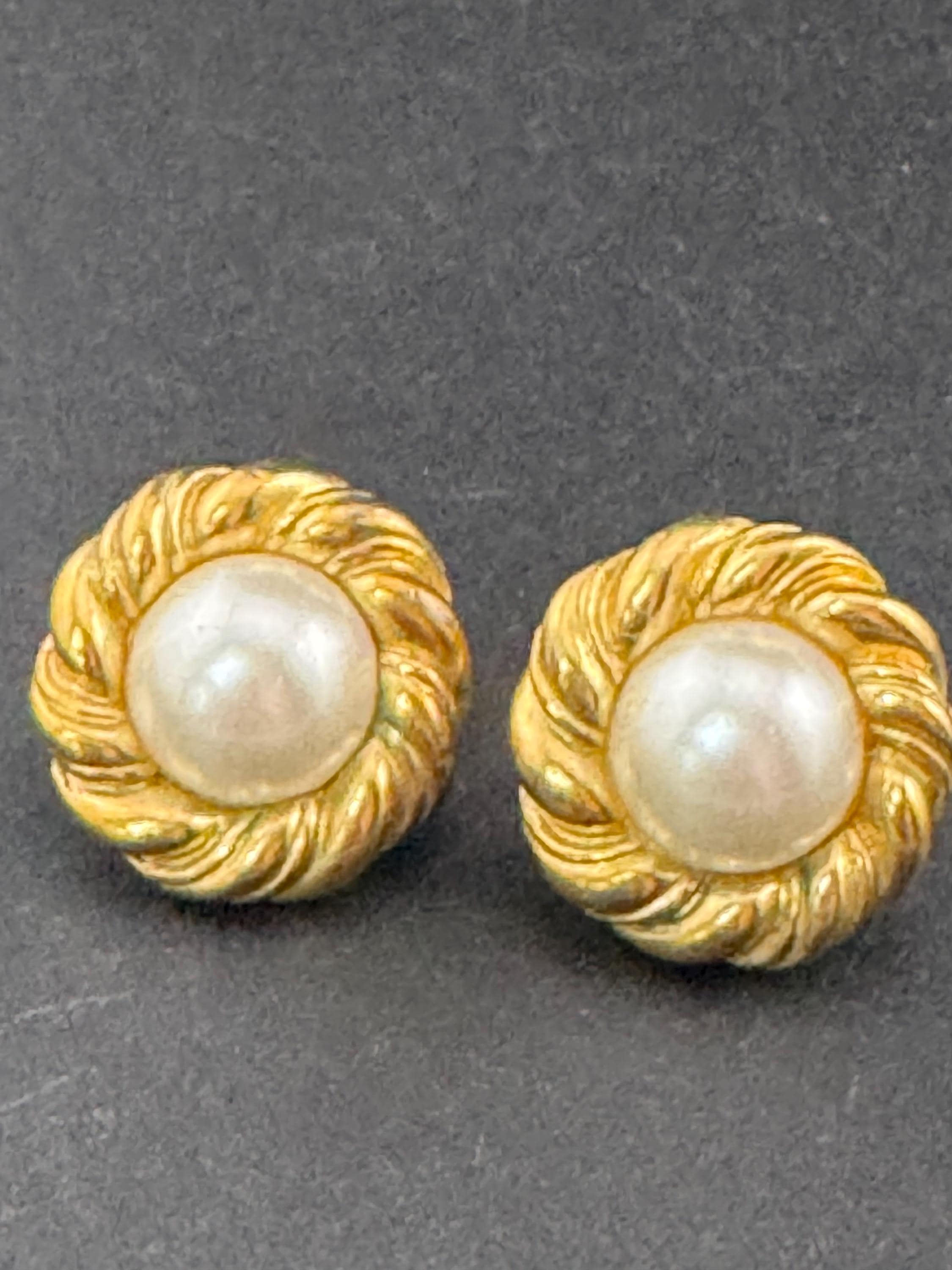 Vintage gold tone rope twist surround with modernist white faux pearl cabochon 2.5cm stud earrings for pierced ears