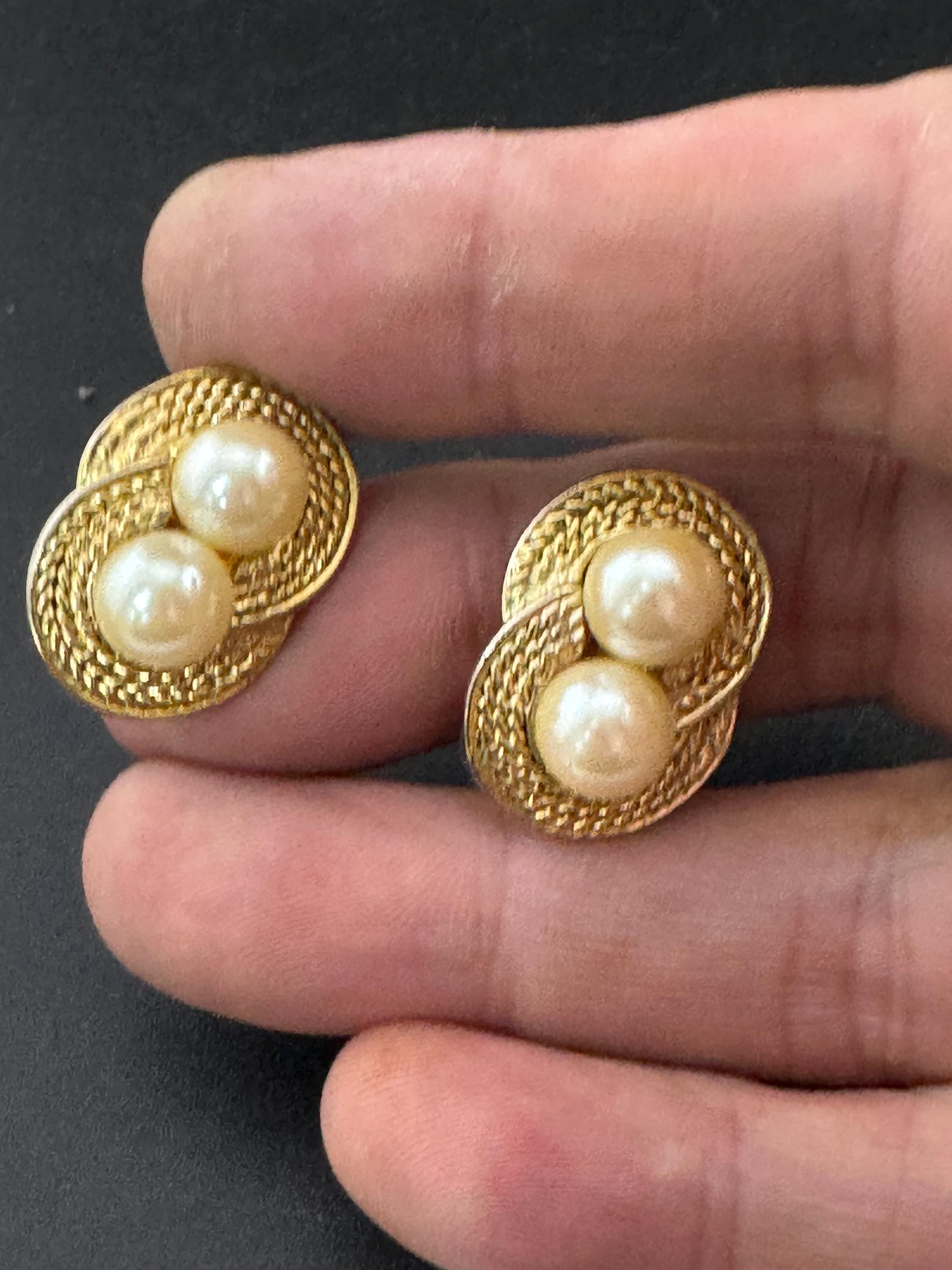 Vintage classic rope edge gold tone surround with double white faux pearl cabochons 2cm stud earrings for pierced ears