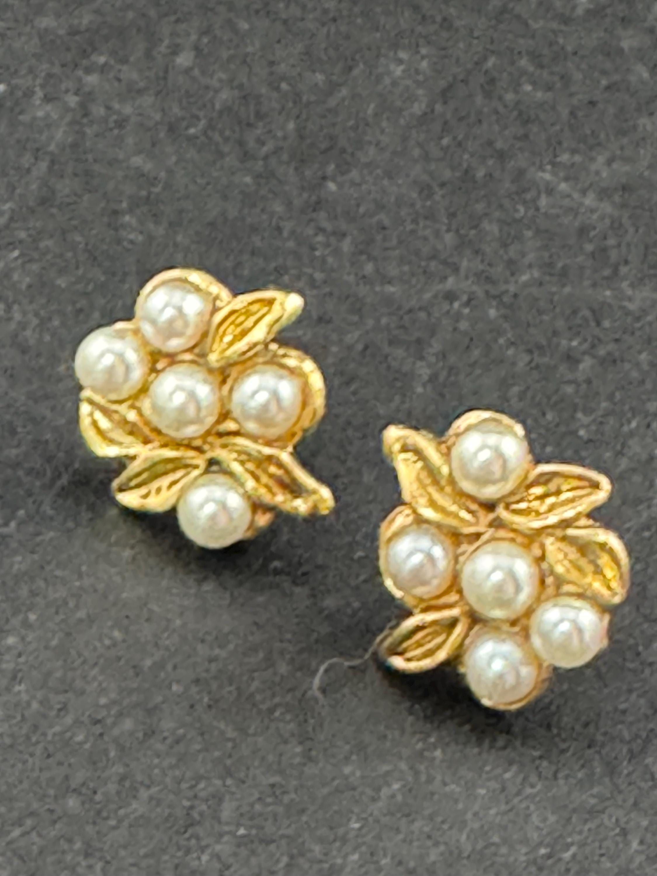 Vintage dainty gold tone white faux pearl cluster 1.5cm stud earrings for pierced ears
