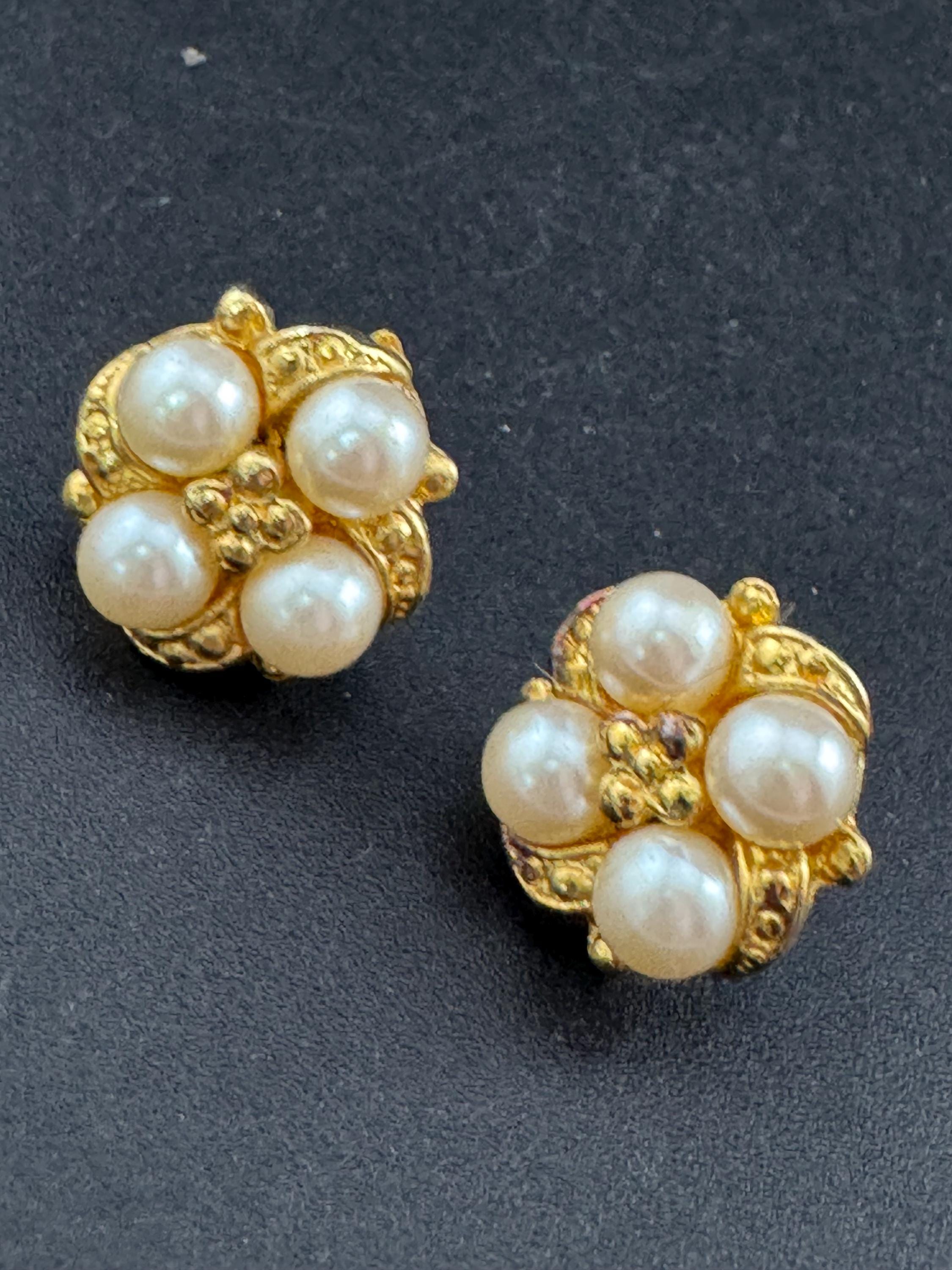Vintage dainty gold tone white faux pearl cluster 1.5cm stud earrings for pierced ears