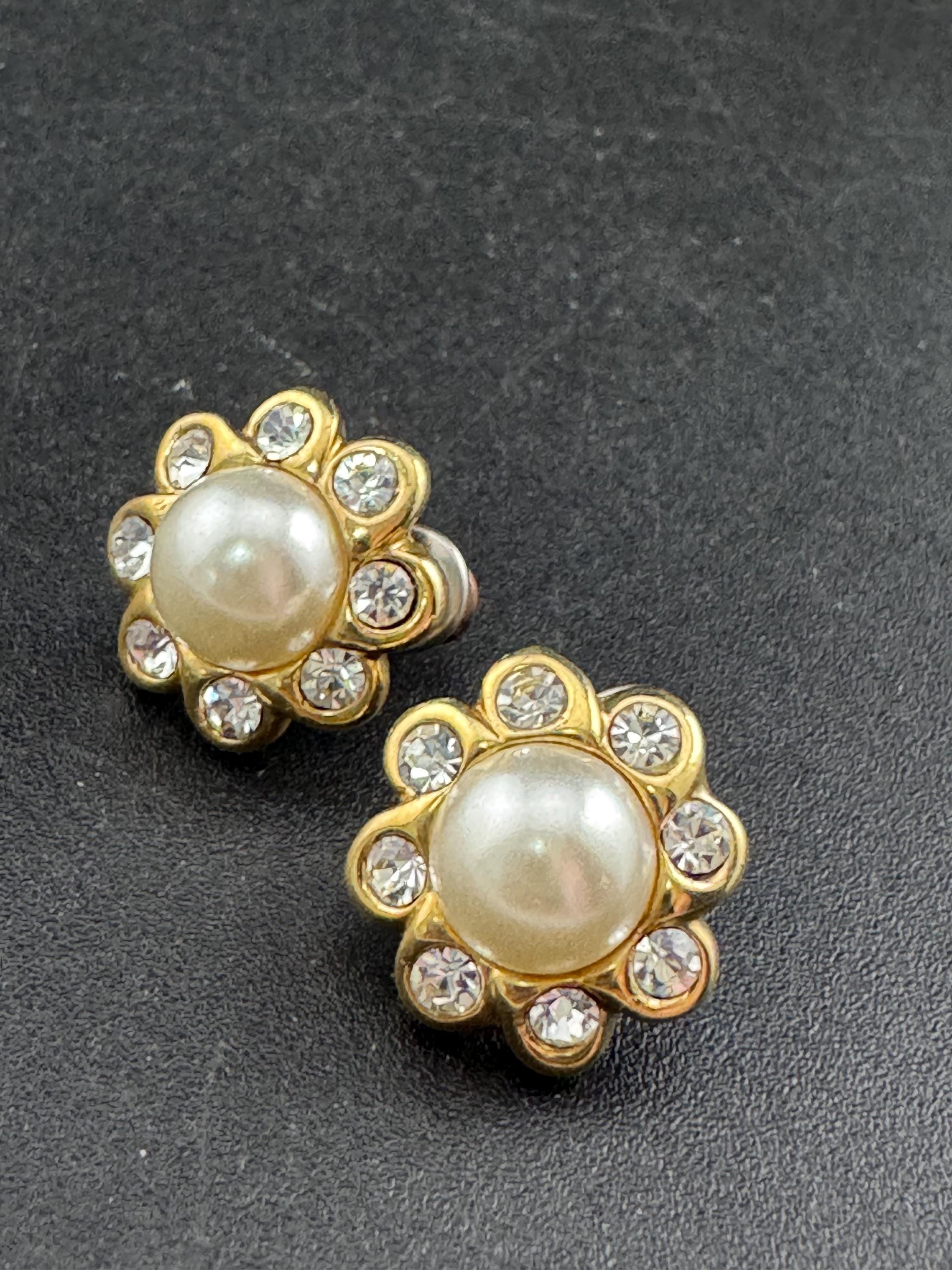Vintage Gold Tone Faux Pearl Stud Earrings: Diamanté Floral Design