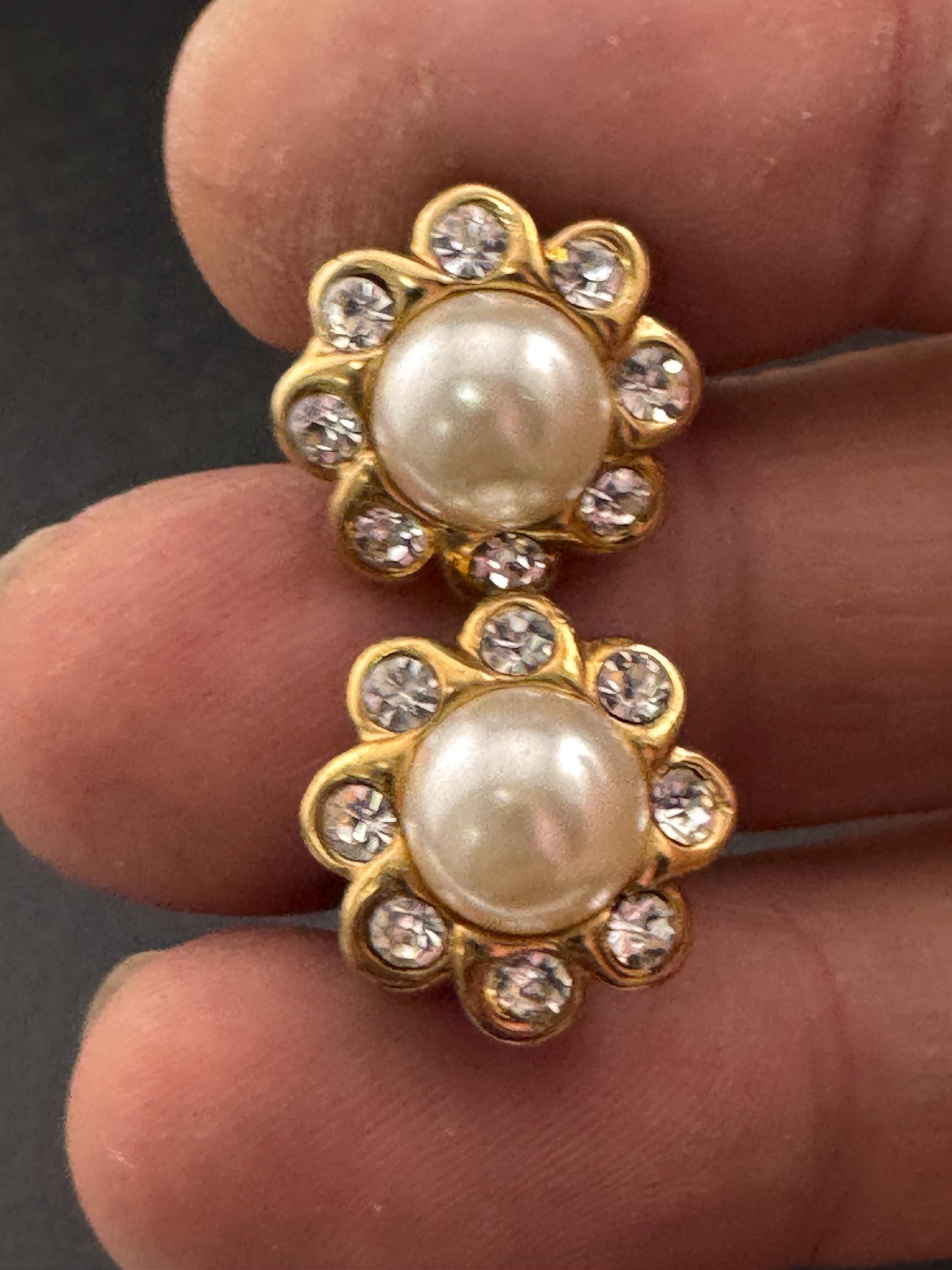 Vintage small dainty gold tone modernist white faux pearl cabochon and small diamanté crystal 1.5cm floral stud earrings for pierced ears