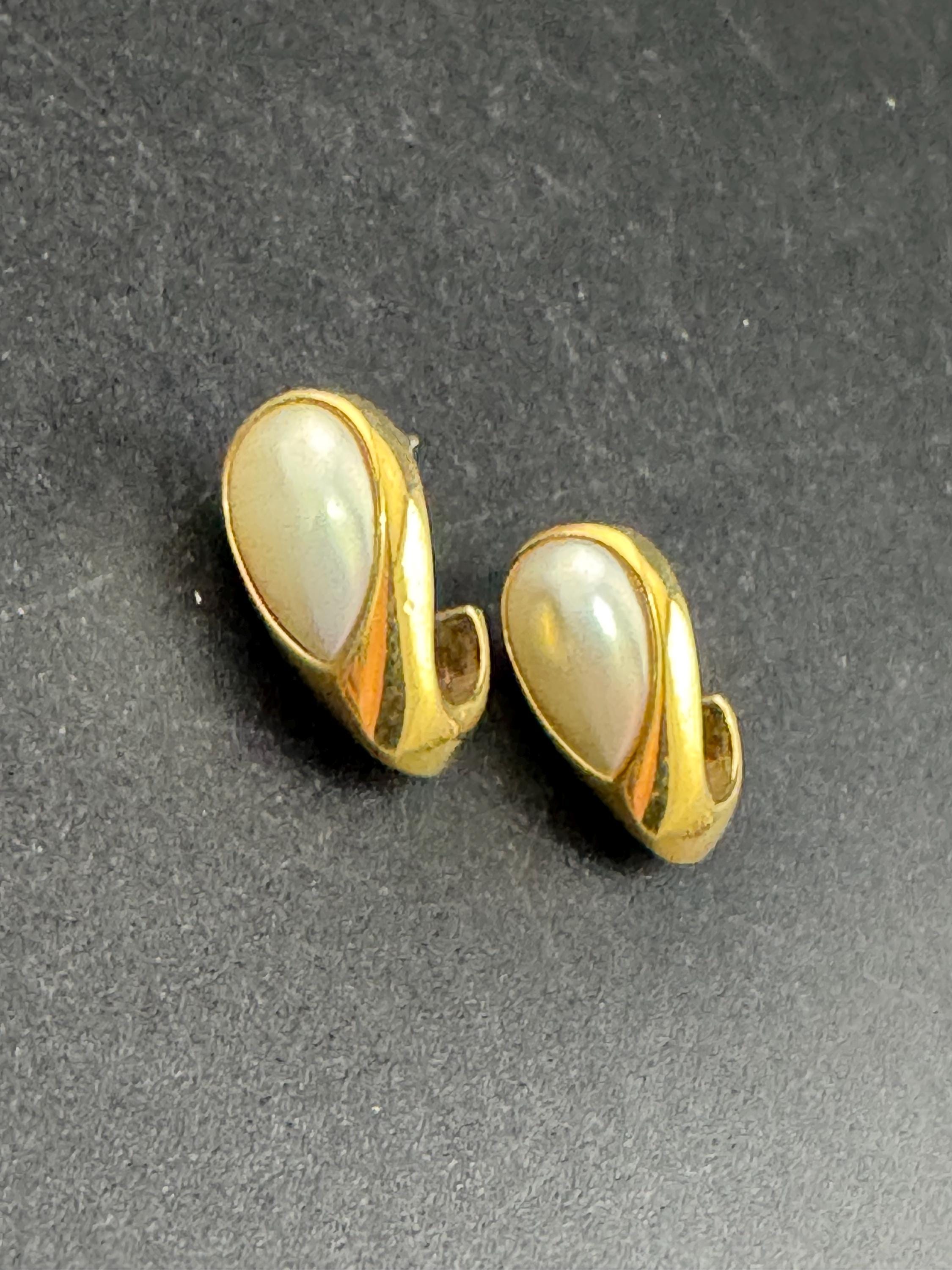 Vintage small dainty gold tone surround with modernist white faux pearl oval cabochon 1.75cm stud earrings for pierced ears