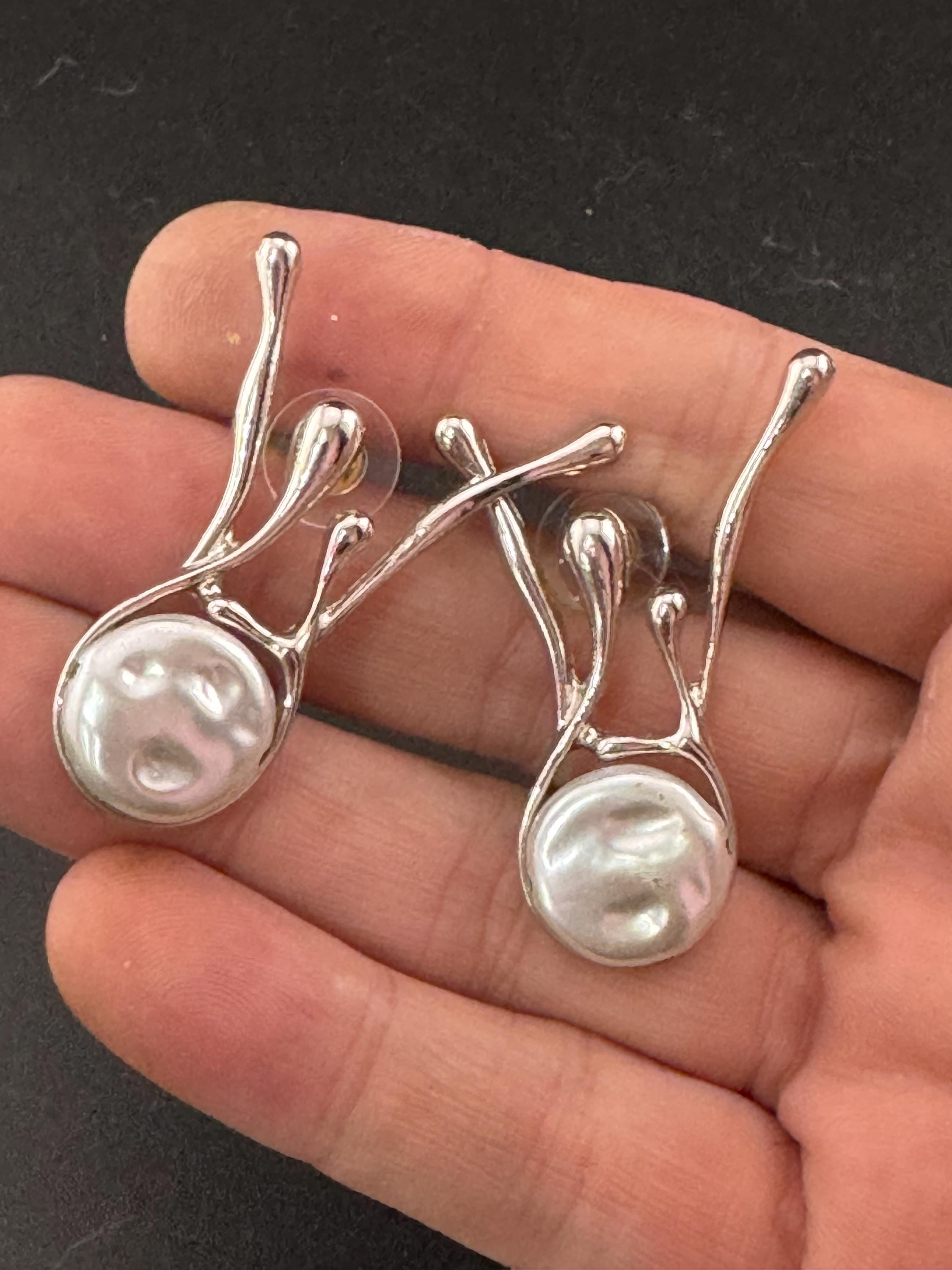 Retro Silver tone modernist fluid abstract faux pearl dangly drop earrings pierced ears