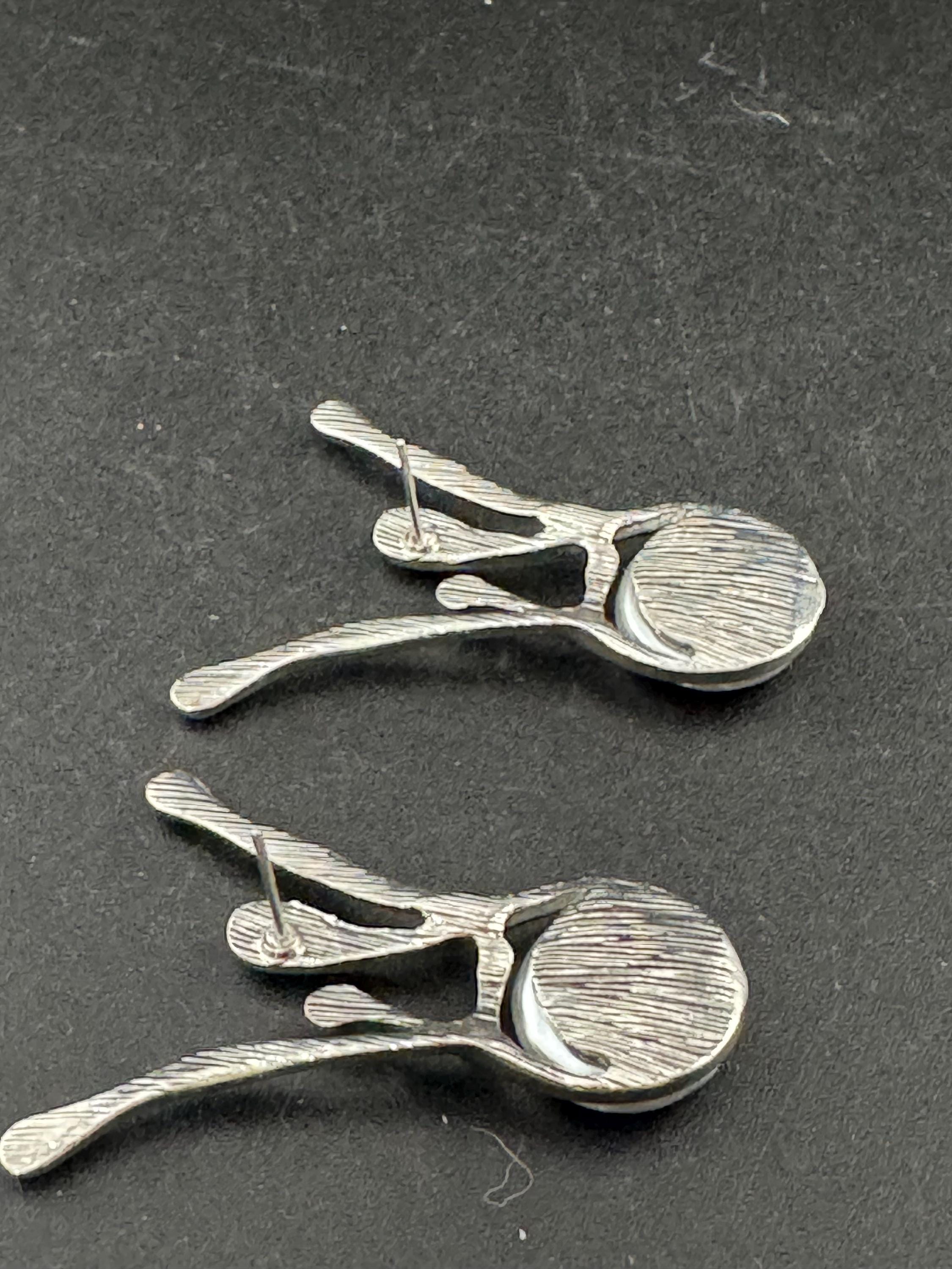 Retro Silver tone modernist fluid abstract faux pearl dangly drop earrings pierced ears