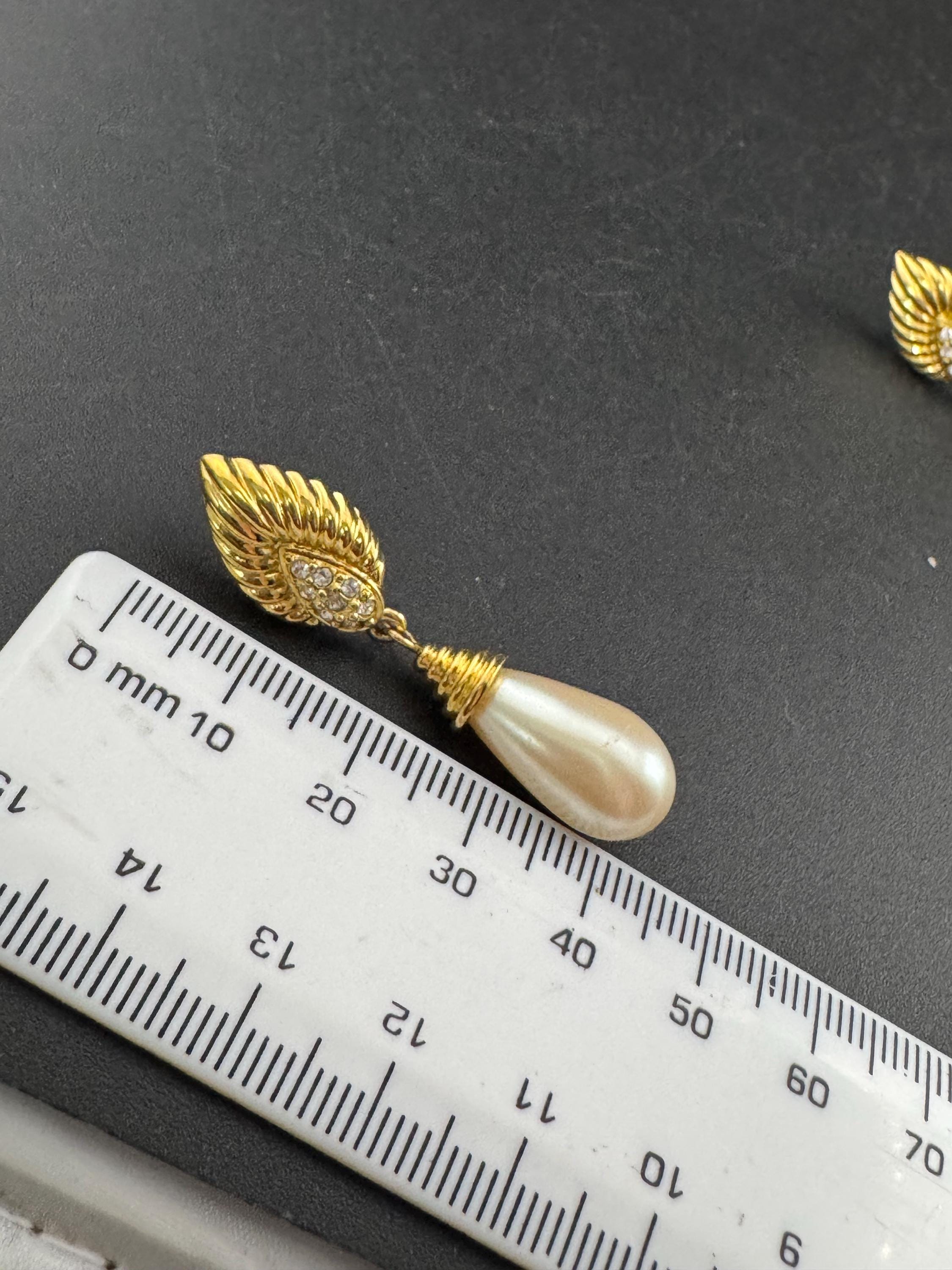 Vintage Gold Tone Pearl Teardrop Dangle Earrings: Diamanté Crystal