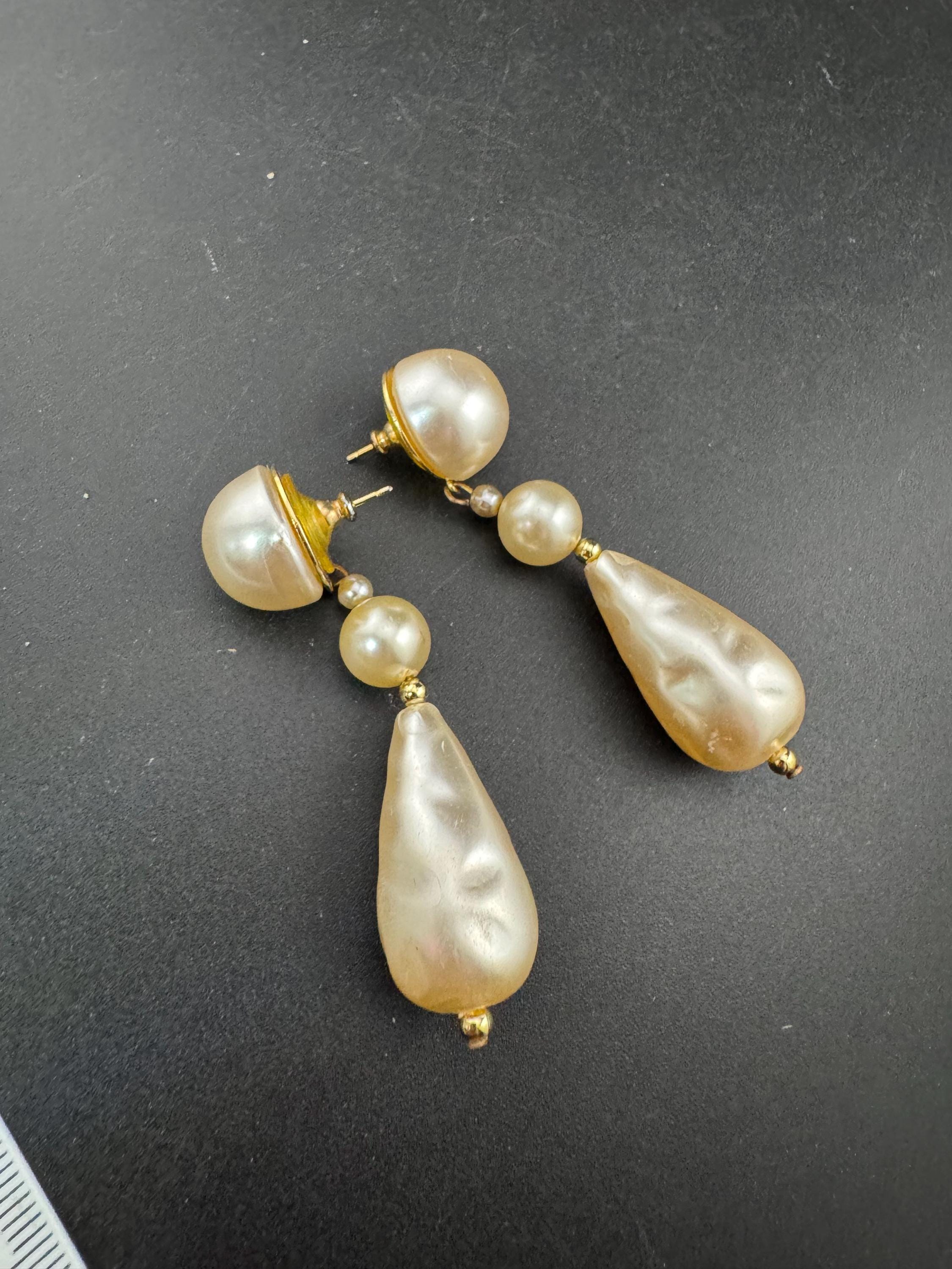 Vintage 6cm long gold tone beaded white pearl teardrop dangly drop earrings for pierced ears