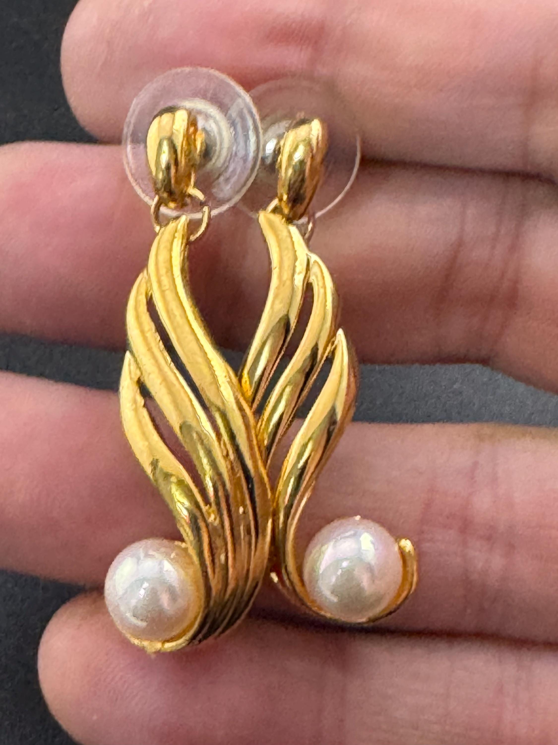 Vintage 5cm long gold tone white pearl cabochon 80s dangly drop earrings for pierced ears