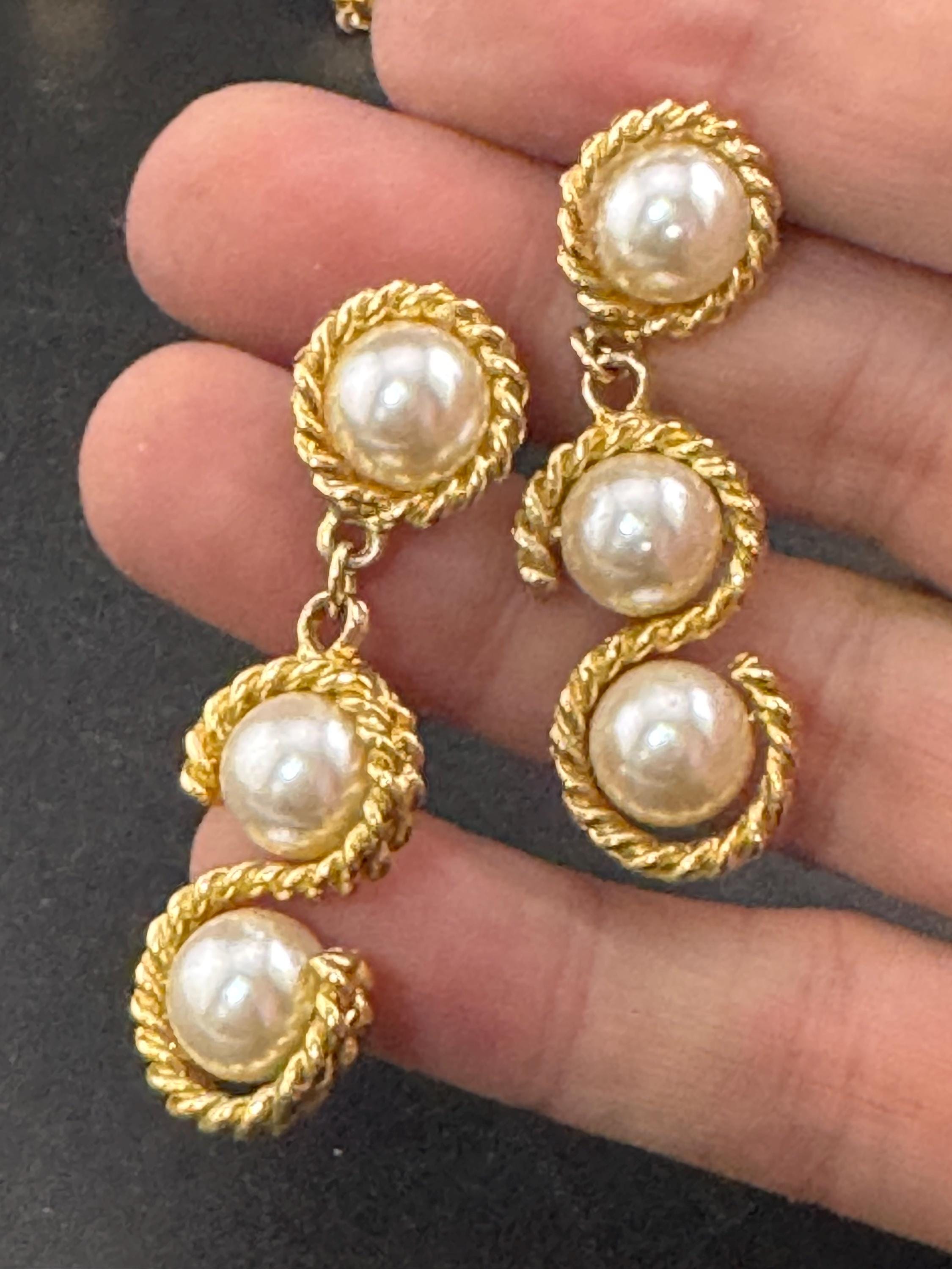 Vintage long gold tone rope edge twist double white pearl cabochon 80s dangly drop earrings for pierced ears