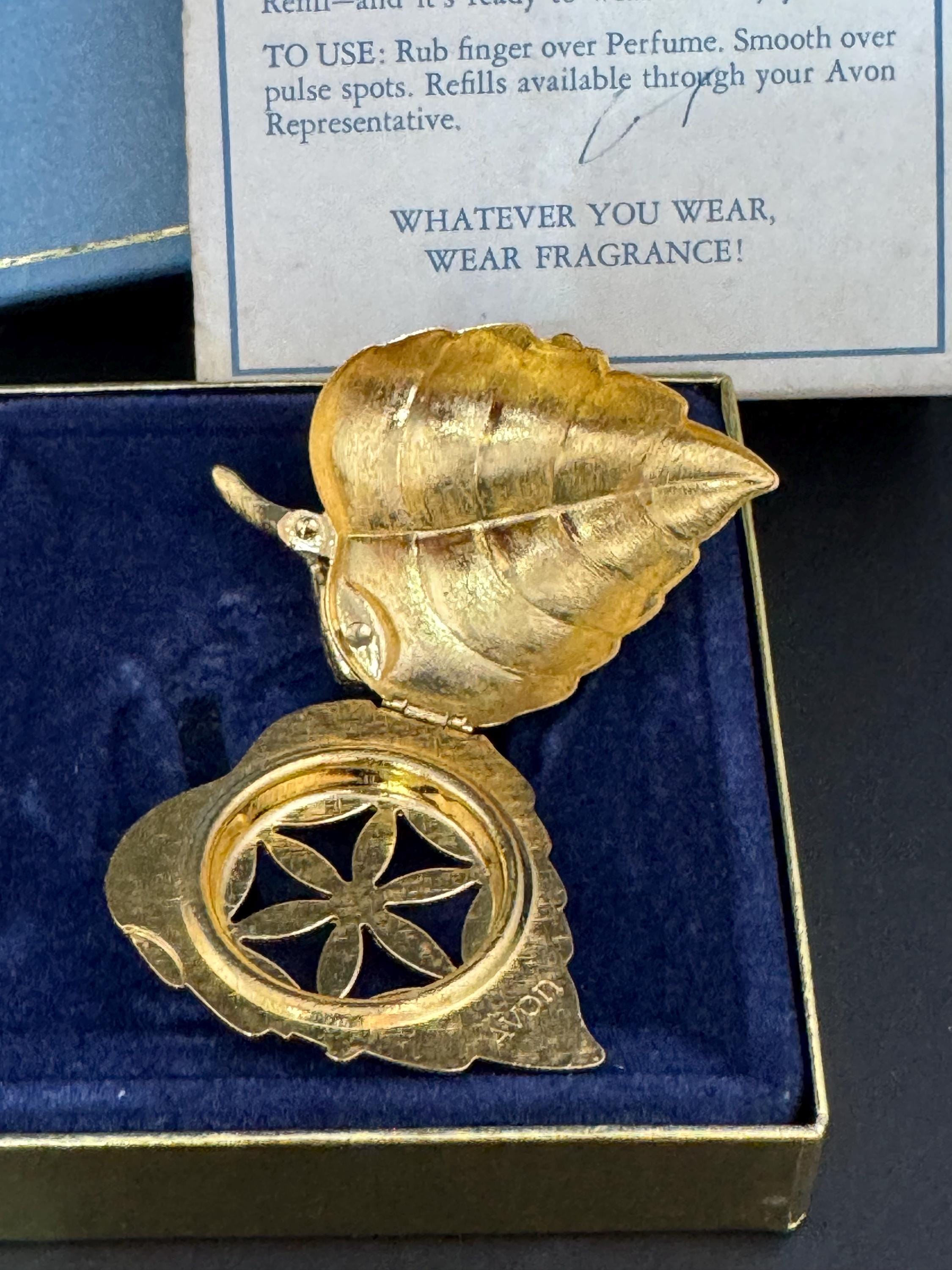 SIGNED AVON vintage mid century gold tone ‘golden leaf pin’ perfume compact faux pearl leaf brooch boxed