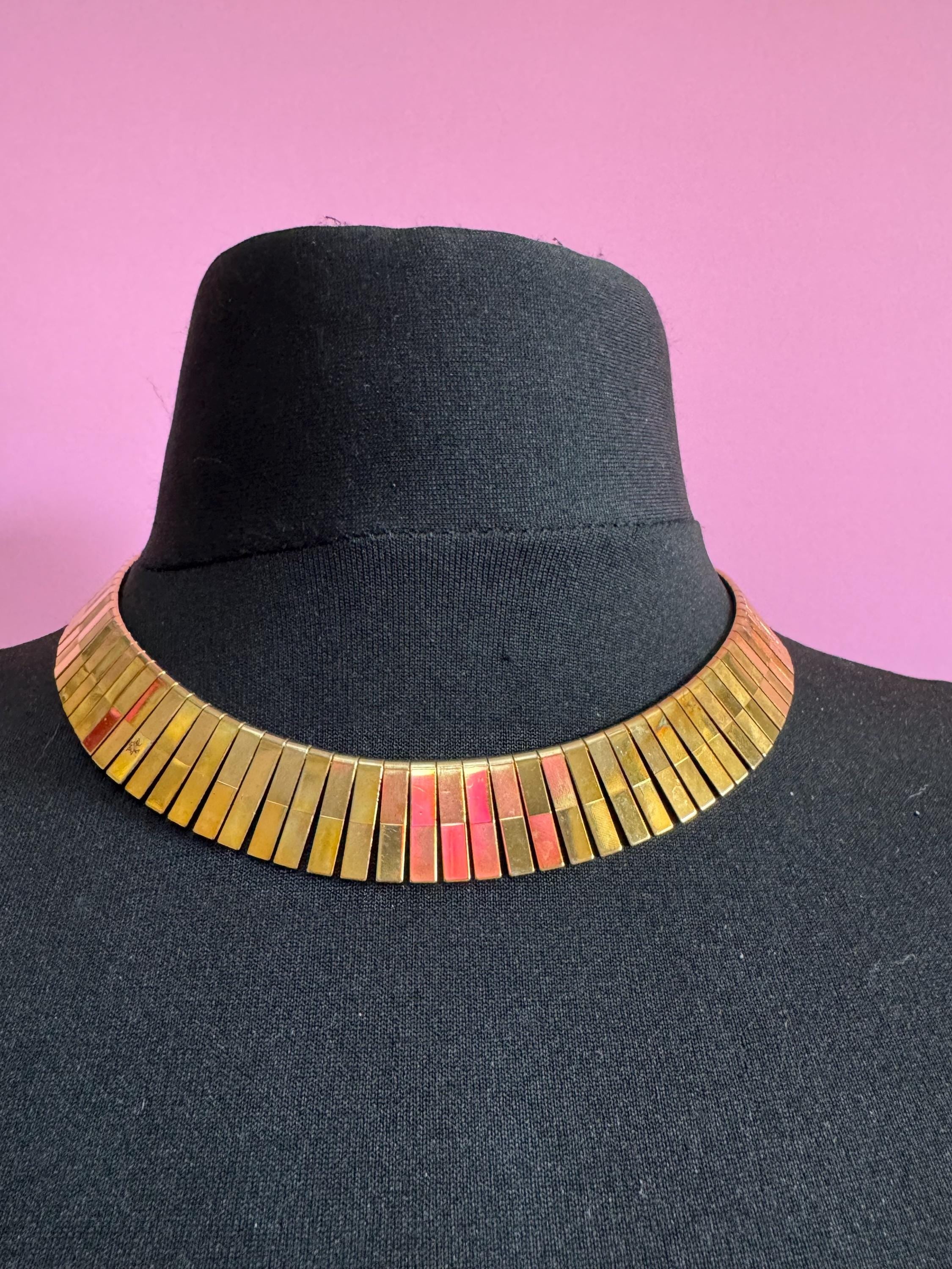 Vintage retro cleopatra Egyptian revival gold tone wide brutalist textured choker Collar necklace