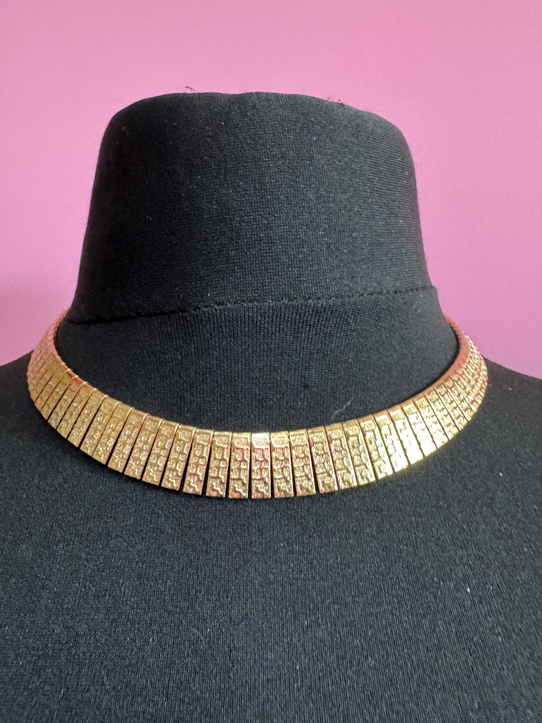 Vintage retro cleopatra Egyptian revival gold tone wide brutalist textured choker Collar necklace