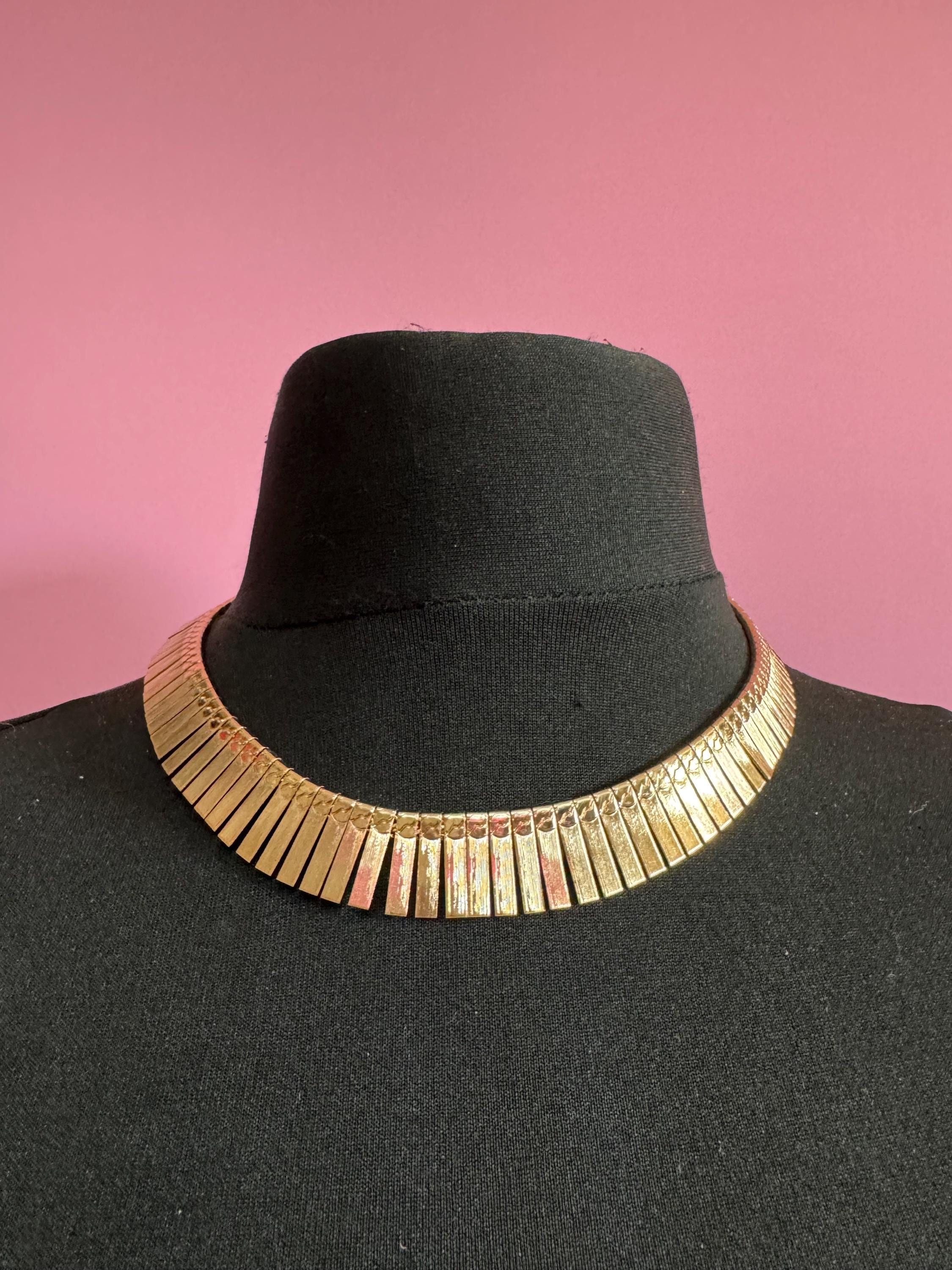 Vintage retro cleopatra Egyptian revival gold tone wide brutalist textured choker Collar necklace