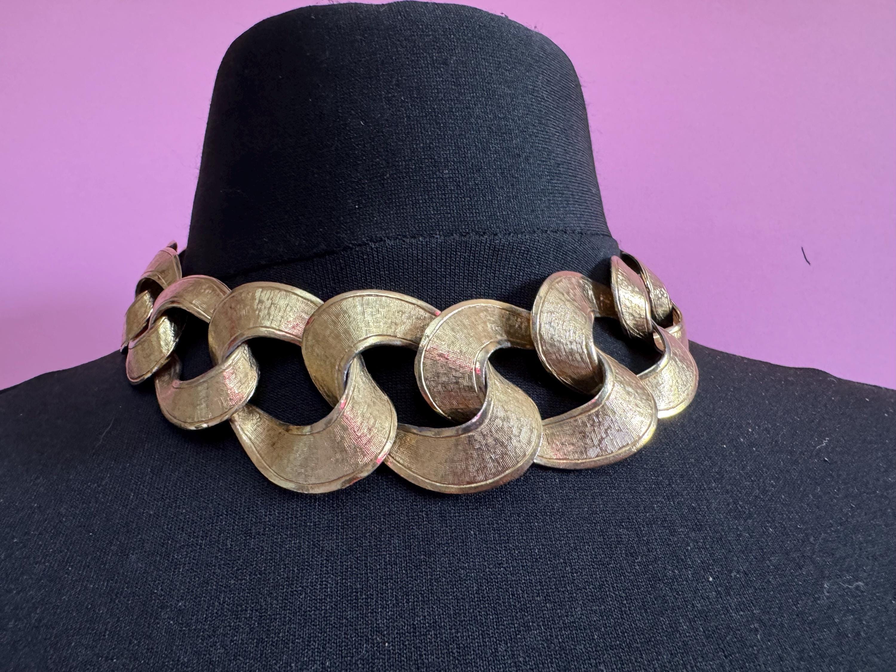 Retro 1980s wide link chunky gold tone weighty curb link choker necklace
