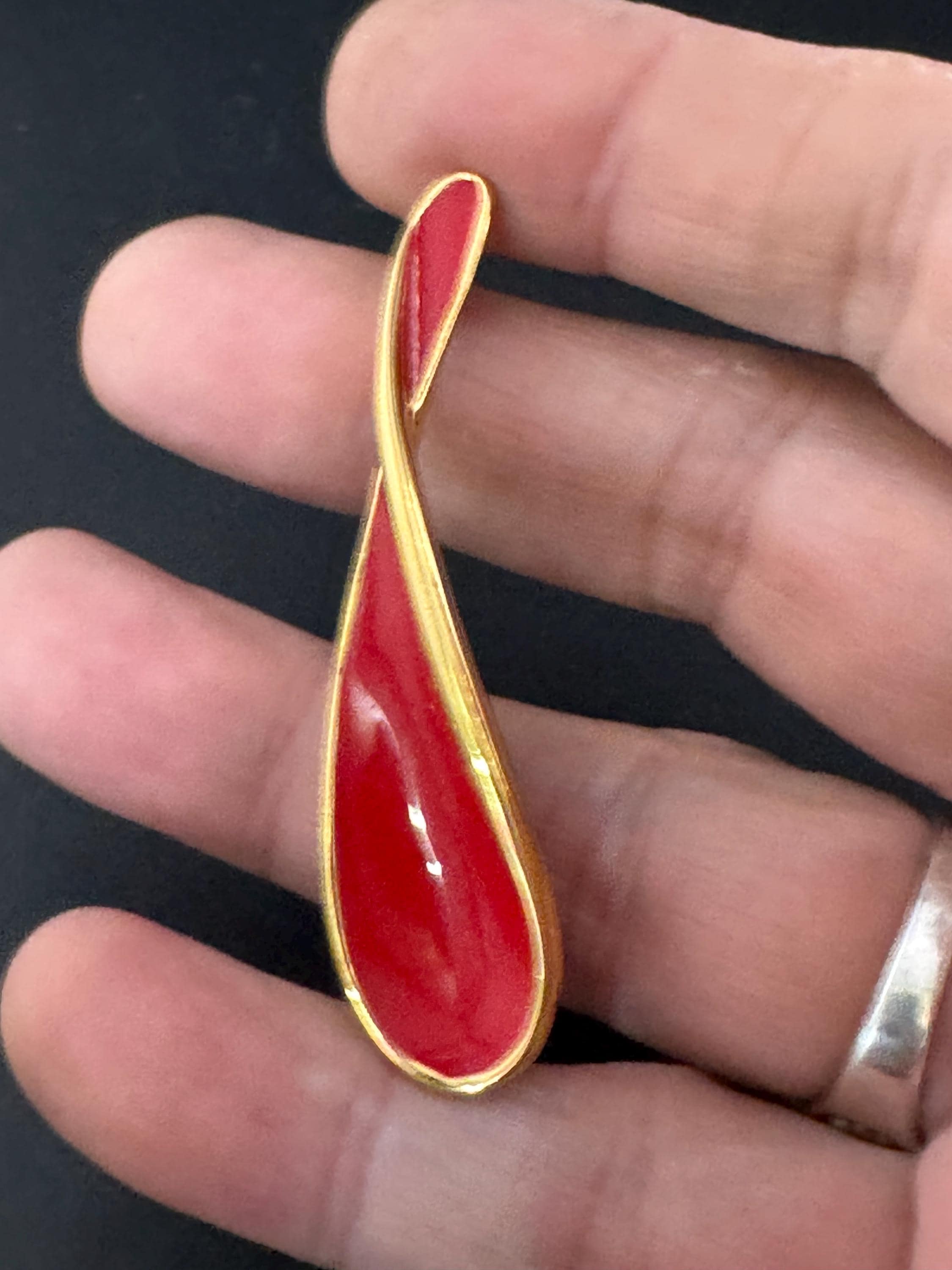Vintage Monet SIGNED large 6cm red enamel twisted gold tone modernist brooch