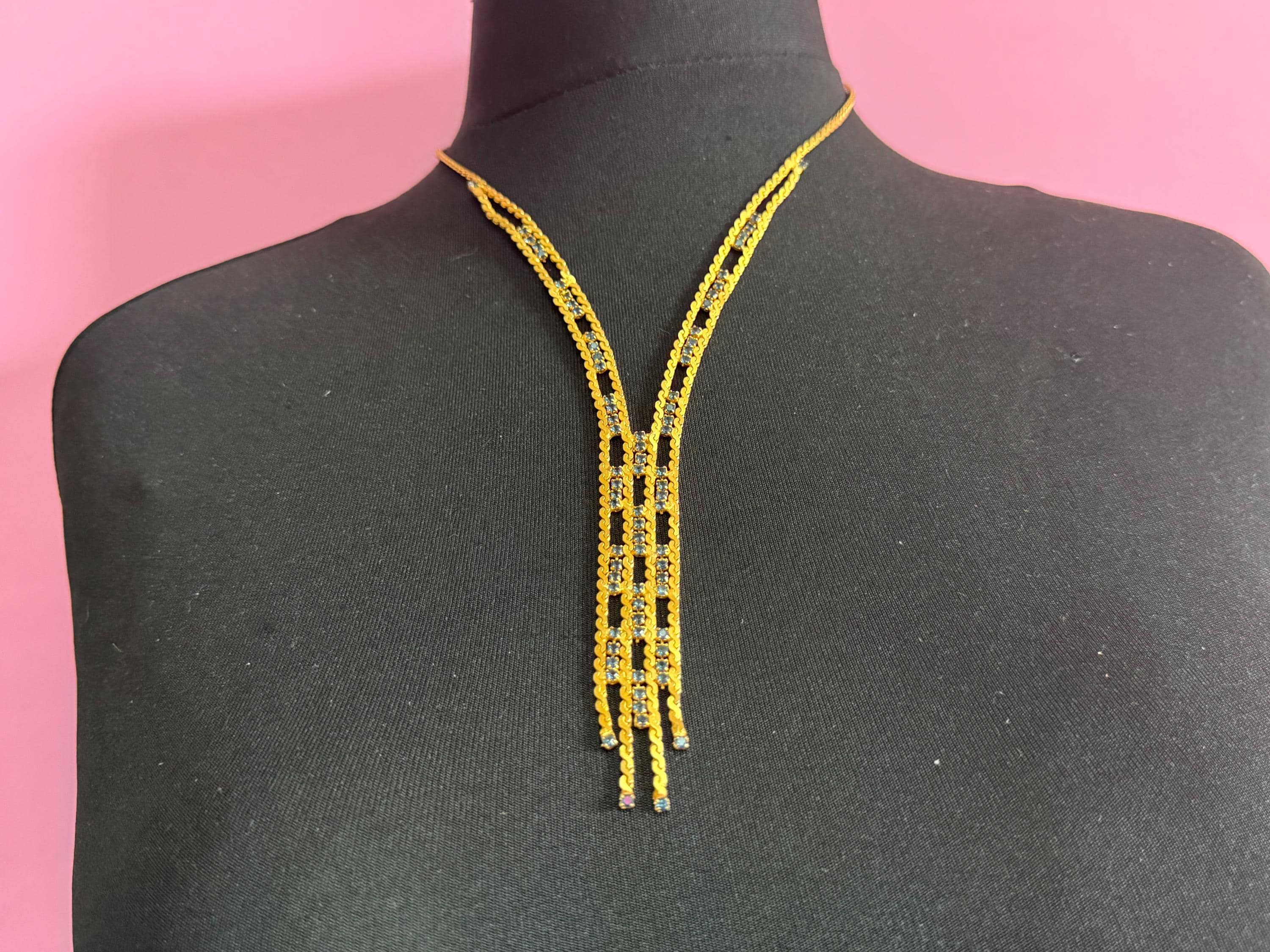 Vintage 1960s 1970s gold tone mesh lariat drop knot necklace with sapphire blue glass paste stones adj to 54cm