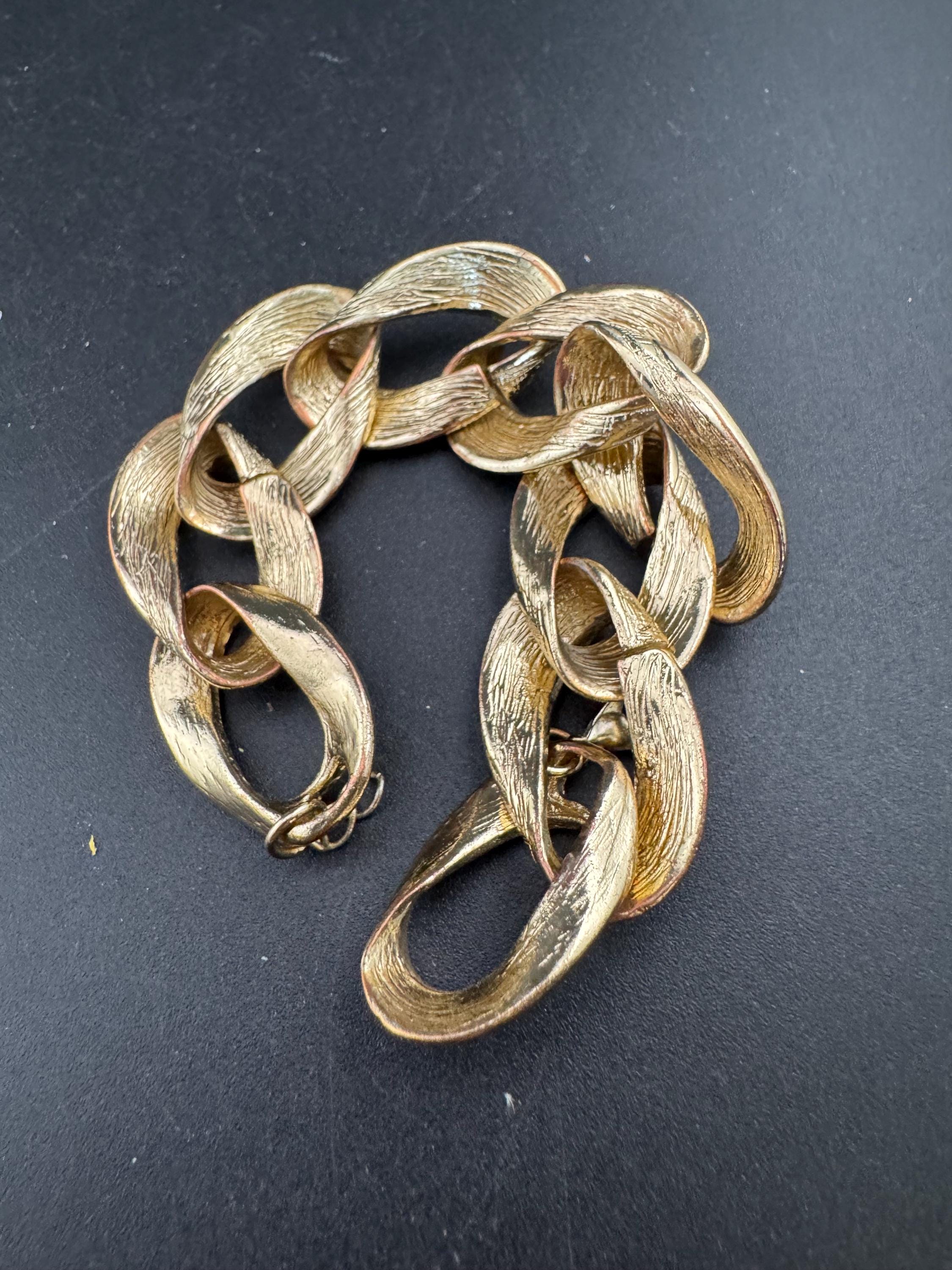 Retro gold tone weighty chunky curb link chain bracelet 19.5cm long x 2cm