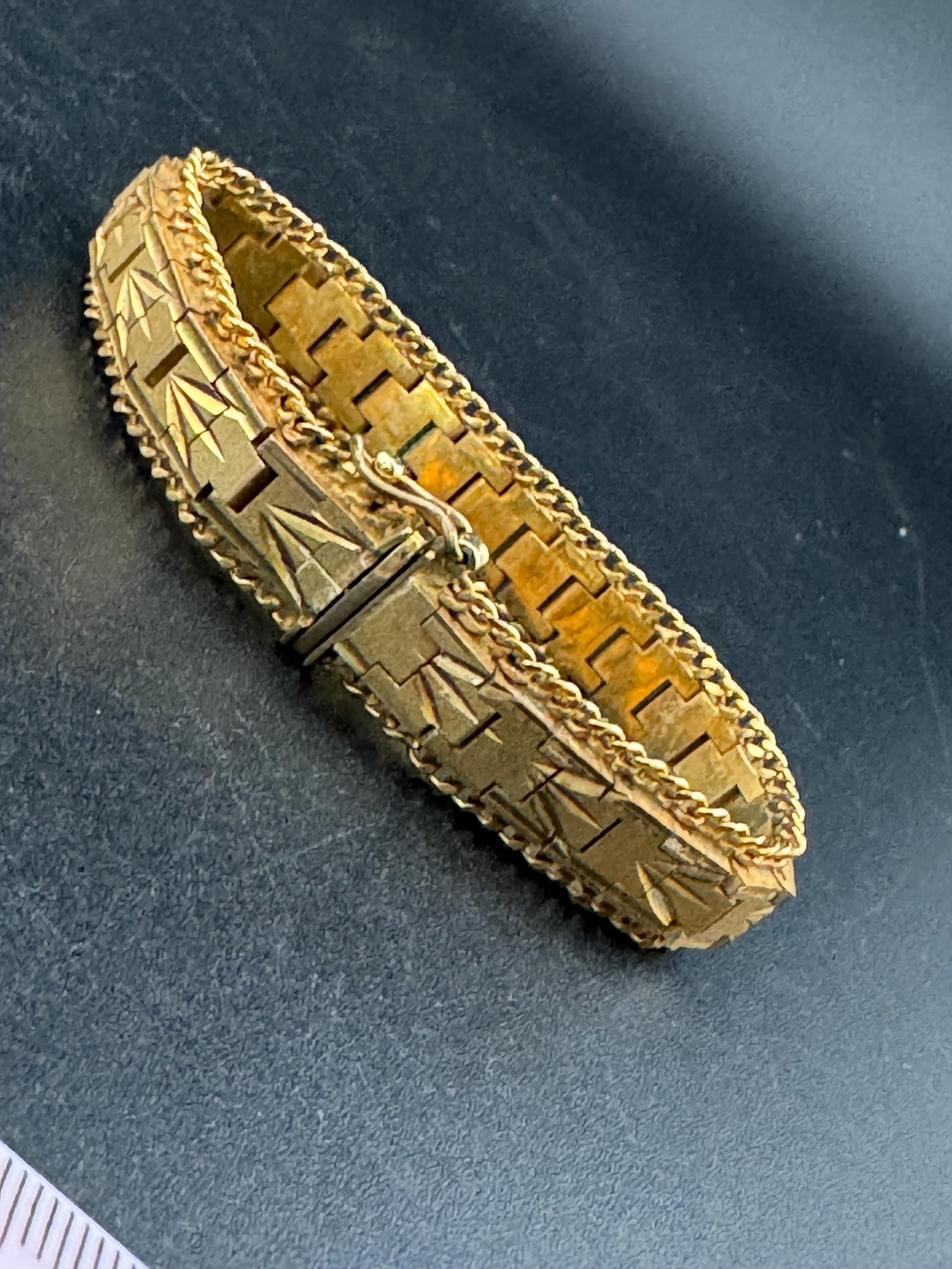 Vintage 1970s articulated flat textured gold plated wide chain etched bracelet 18.5 x 14mm