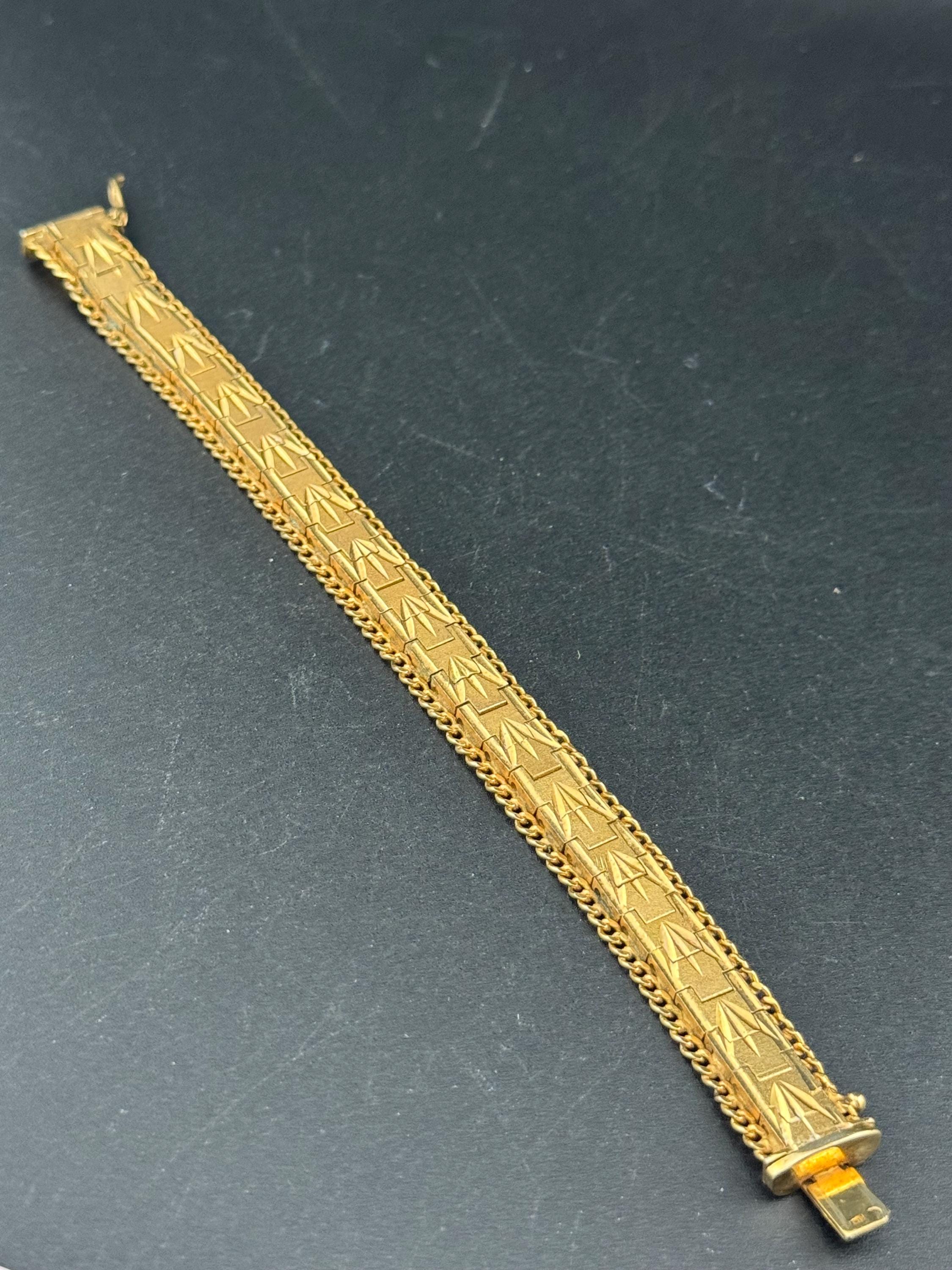 Vintage 1970s articulated flat textured gold plated wide chain etched bracelet 18.5 x 14mm