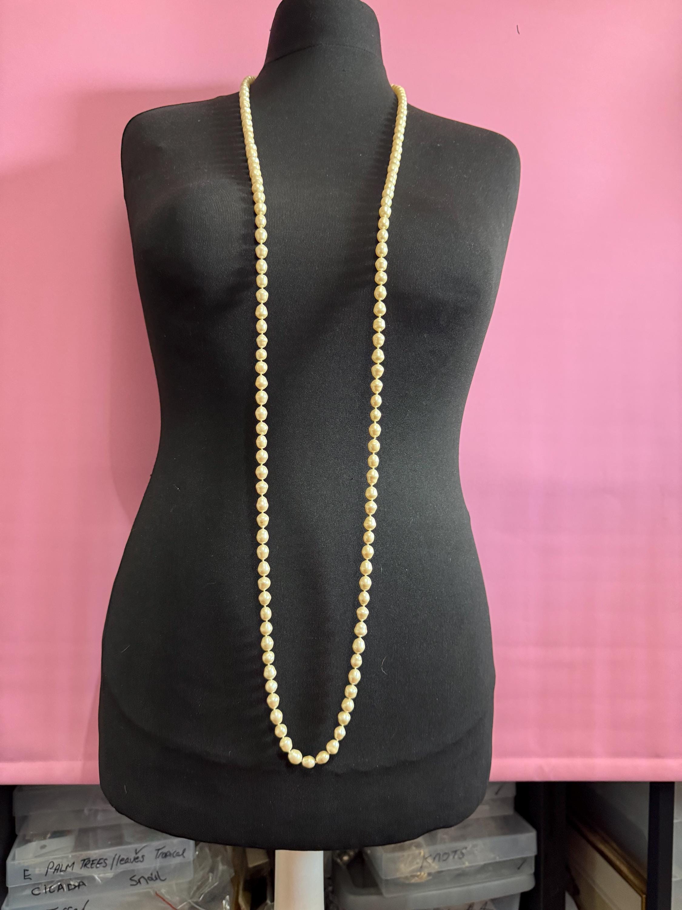 Oscar De La Renta Cream Knotted Faux Pearl Flapper Necklace