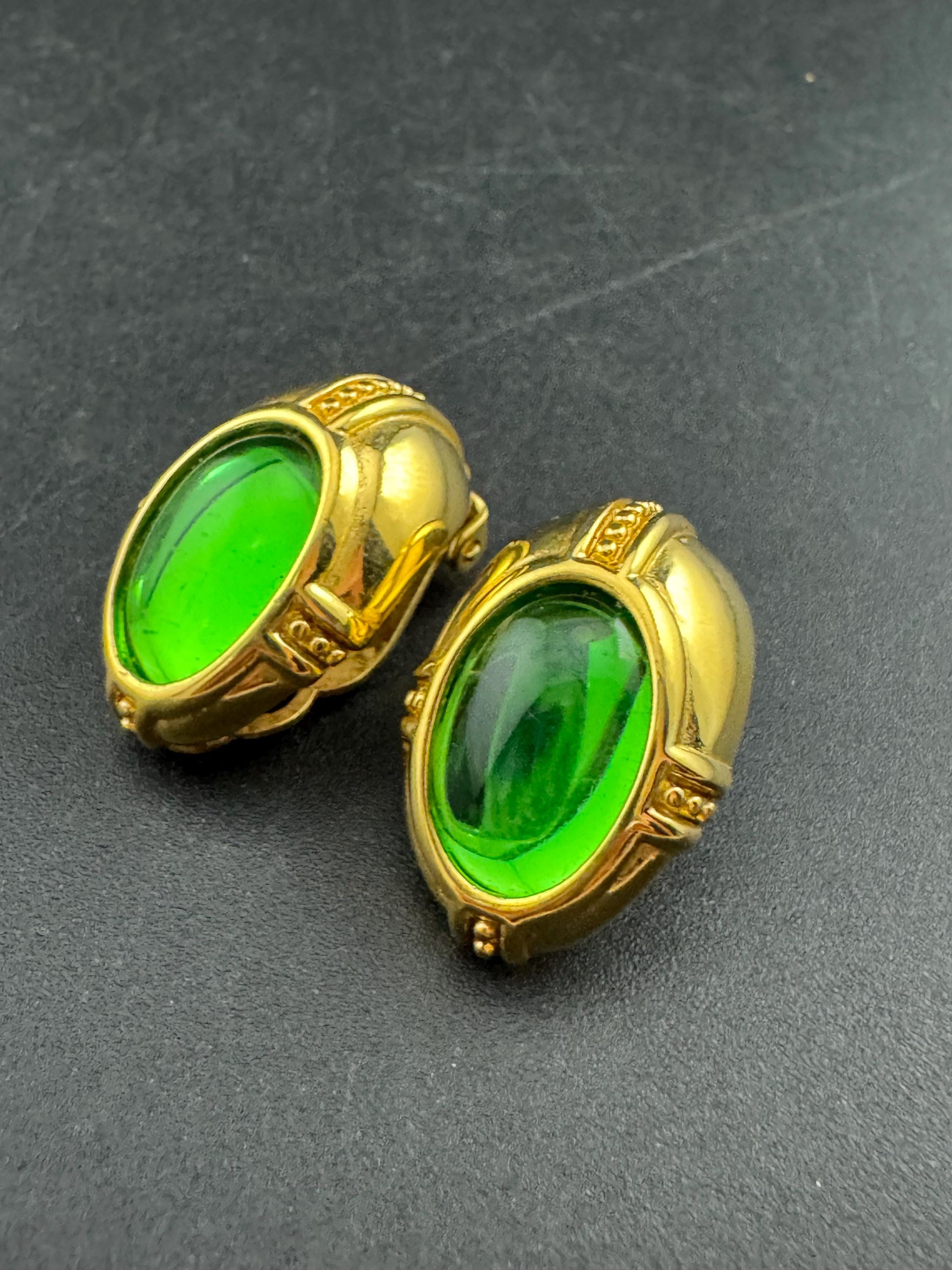 Signed Joan rivers bright green glass cabochon gold plated oval clip on earrings
