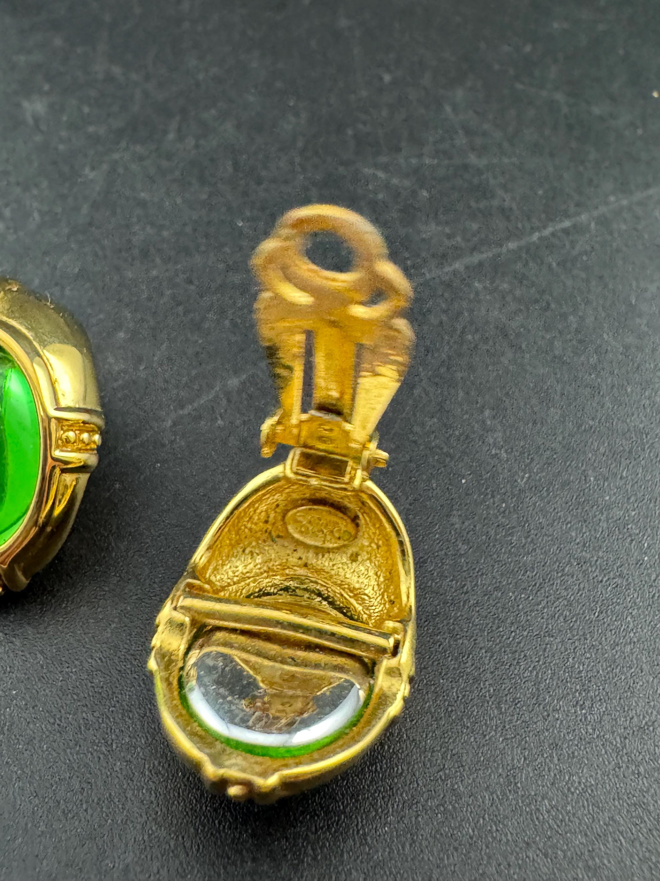 Signed Joan rivers bright green glass cabochon gold plated oval clip on earrings