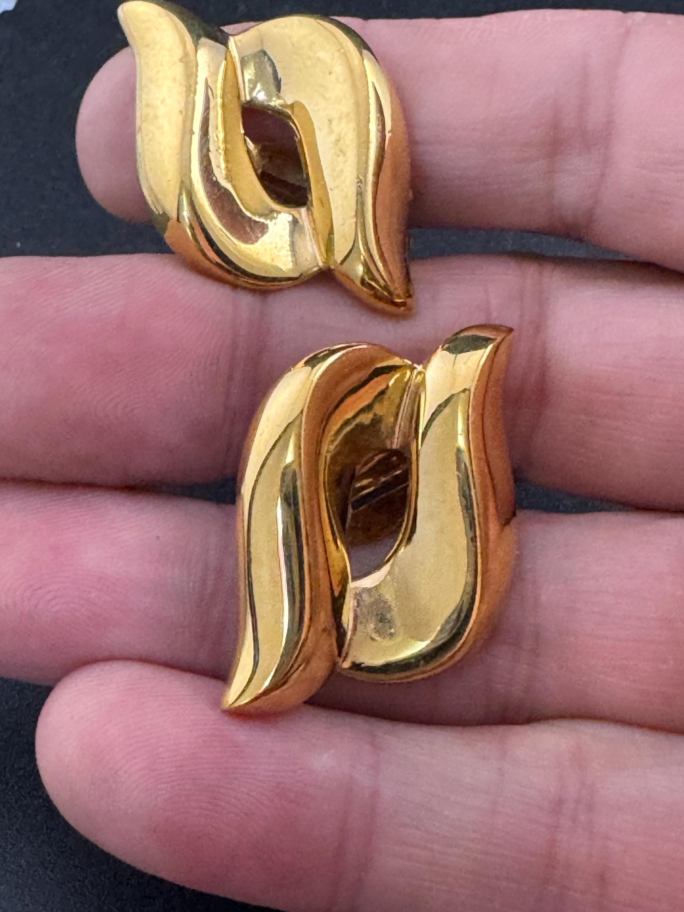 Large 3cm abstract clip on earrings, oversized Vintage gold tone swirls