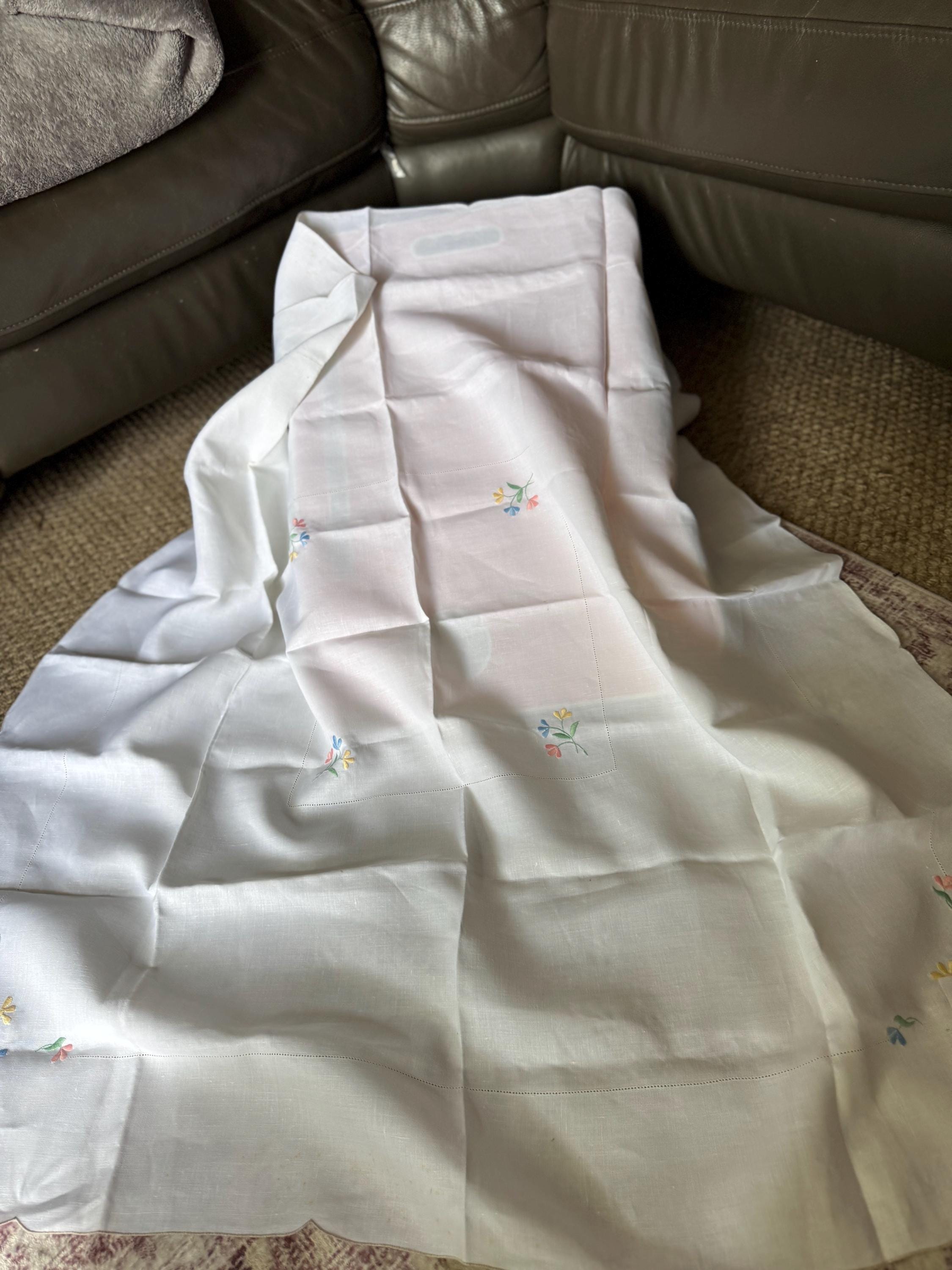 Vintage Embroidered Floral Tablecloth: Mid-Century Pastel Linen (105 x 108cm)