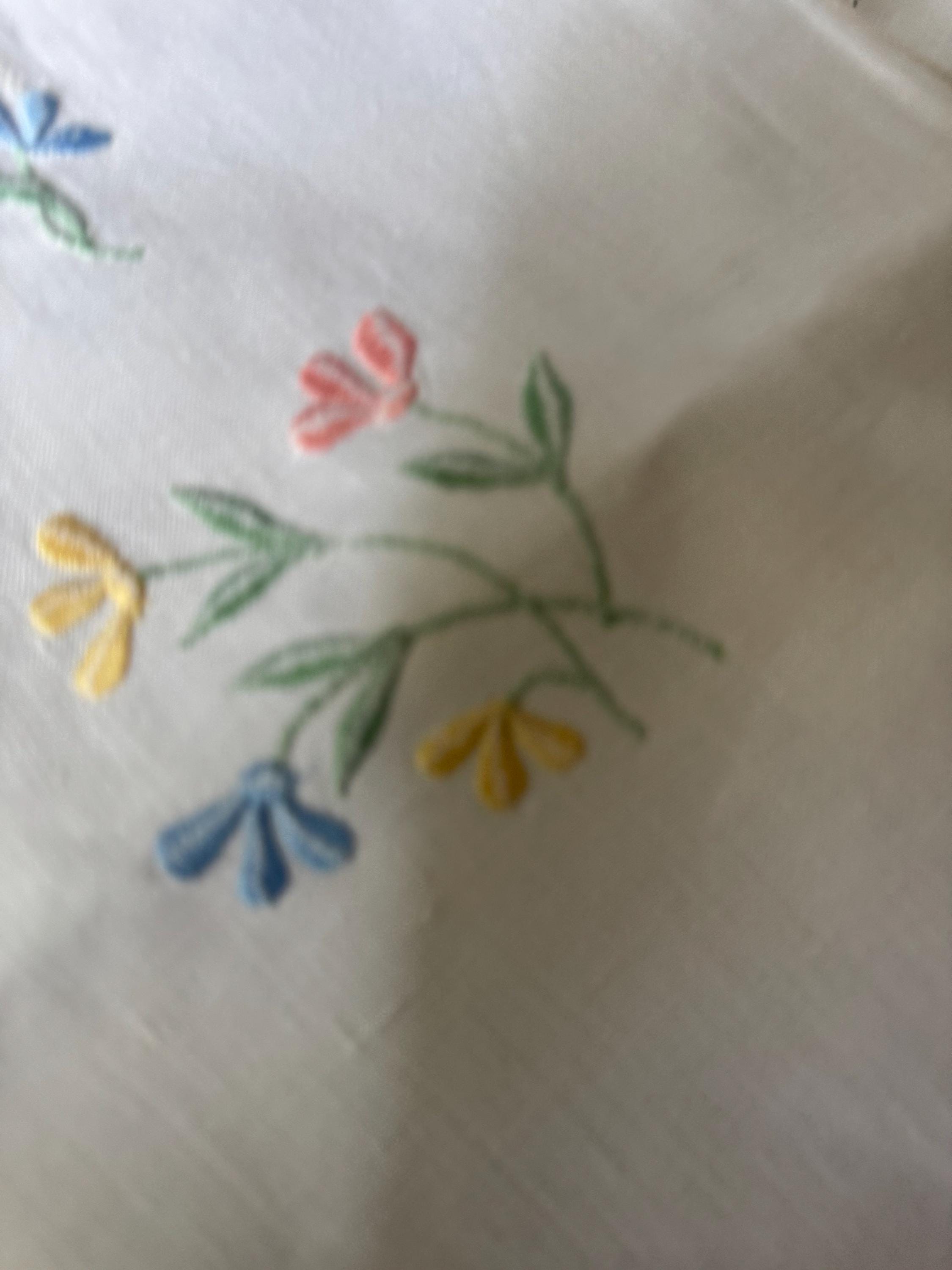 Vintage Embroidered Floral Tablecloth: Mid-Century Pastel Linen (105 x 108cm)