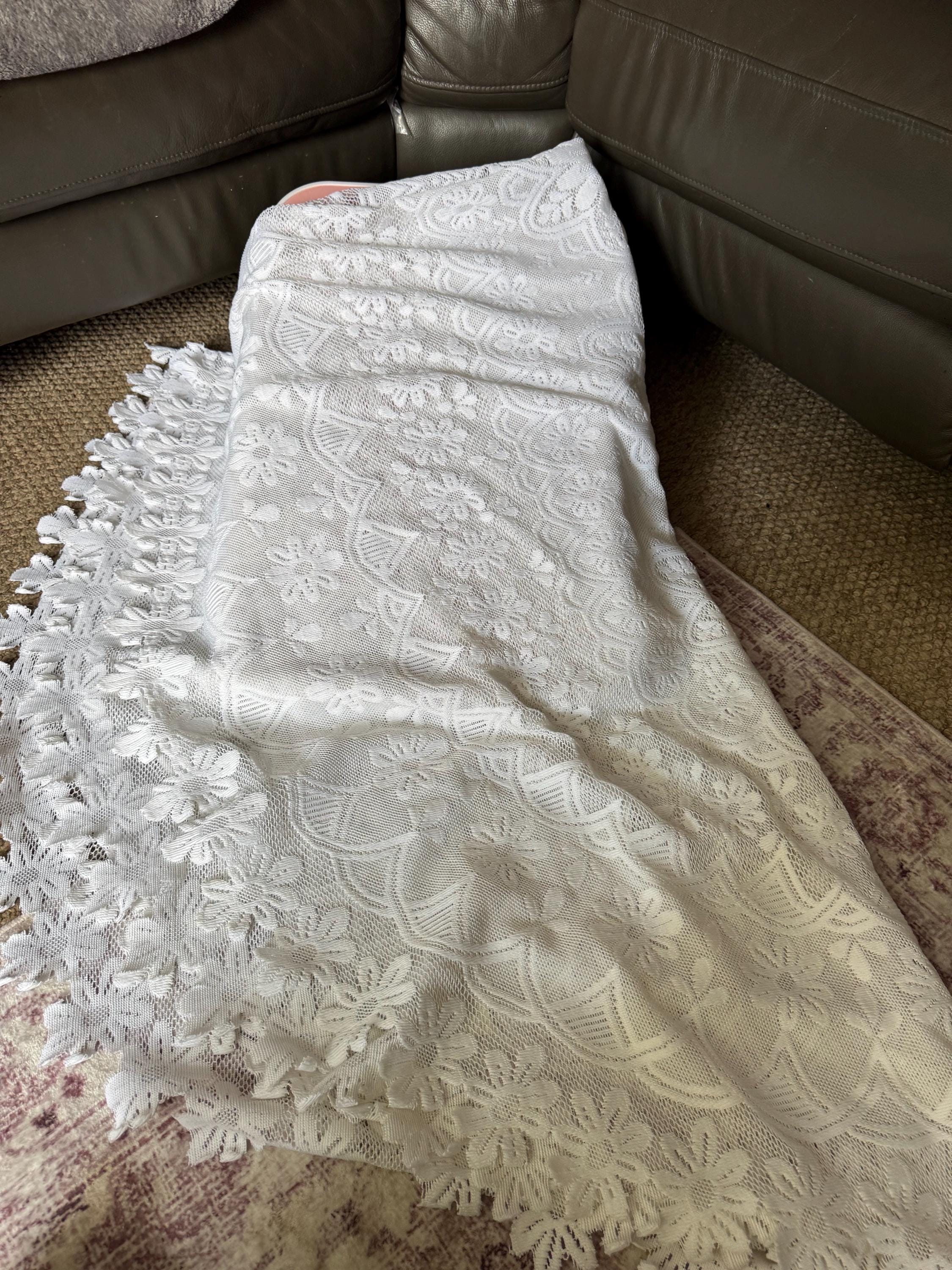 XL 155 x 236cm Vintage machine lace large oval table cloth plain white cut out work, cottage chateau