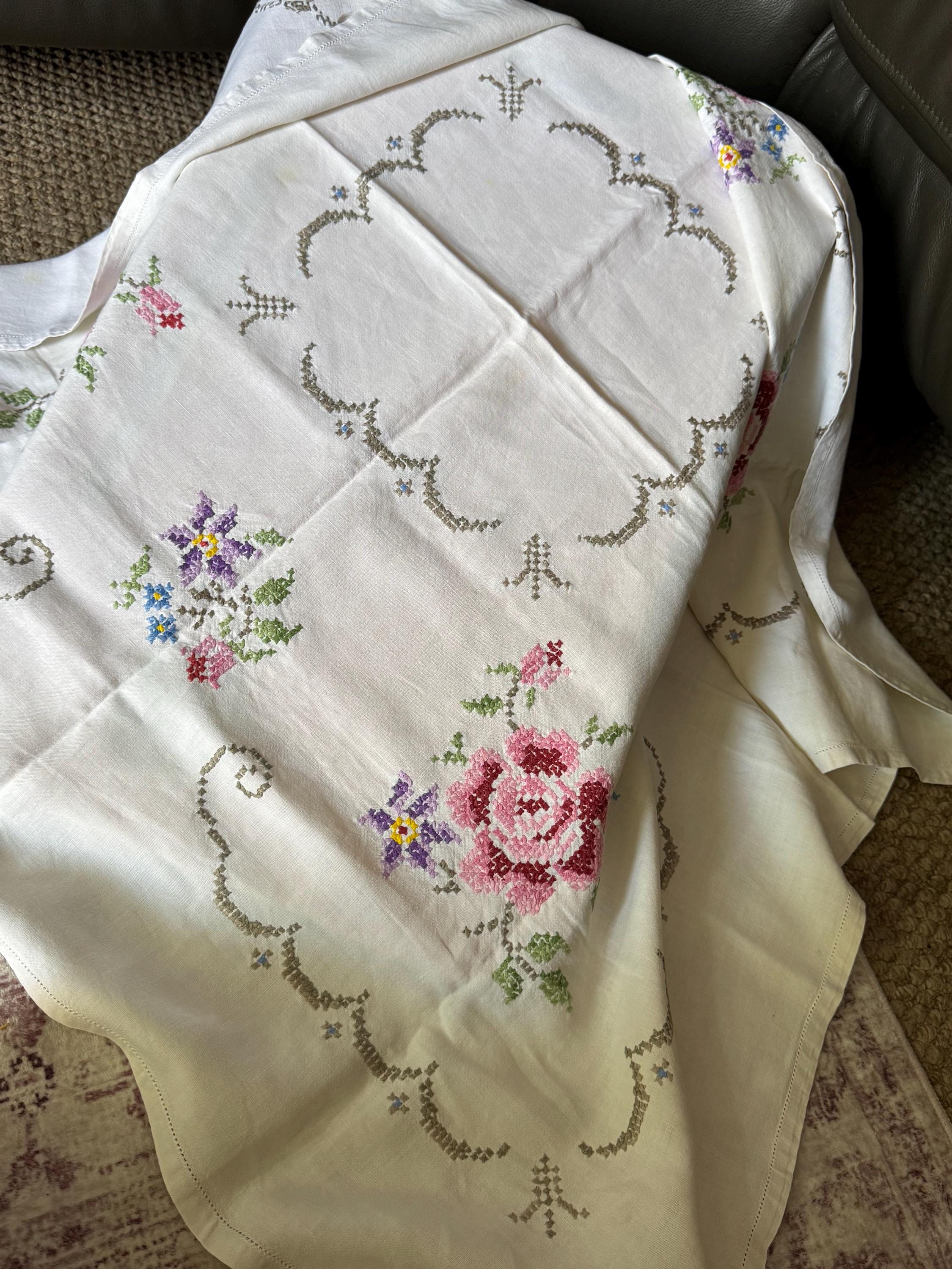 Hand Embroidered Floral Tablecloth: Vintage Cream Cottage Decor (100x100cm)
