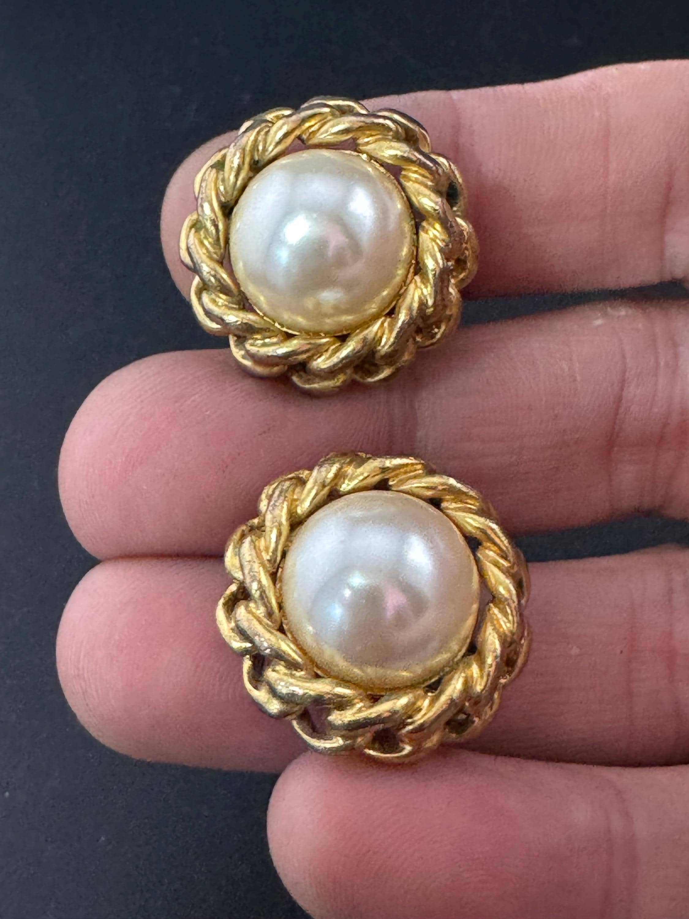 Signed GROSSE German designer gold tone pearl cabochon chain link edge clip on stud earrings