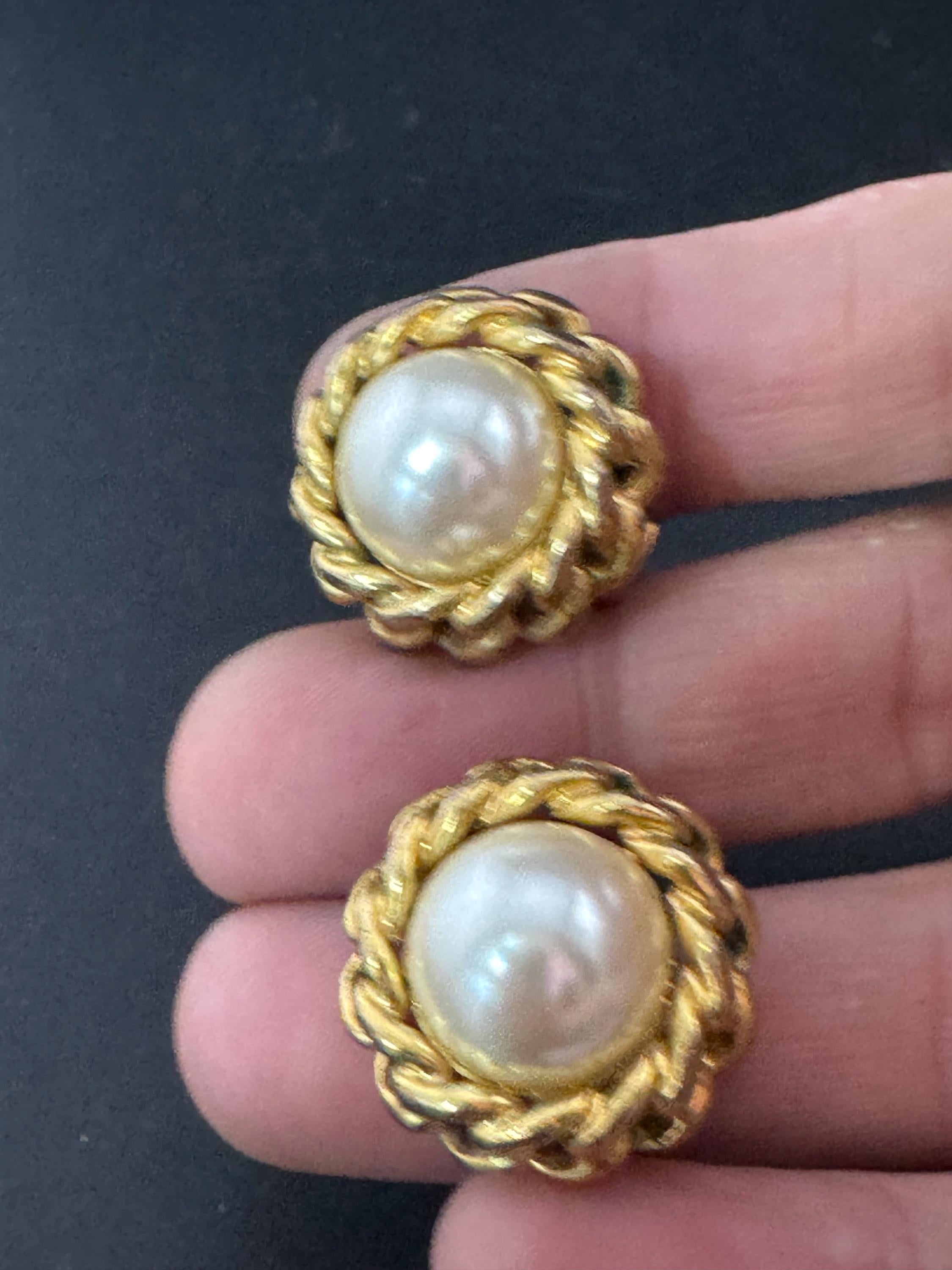 Signed Grosse Pearl Cabochon Clip On Earrings: Gold Tone Chain Link
