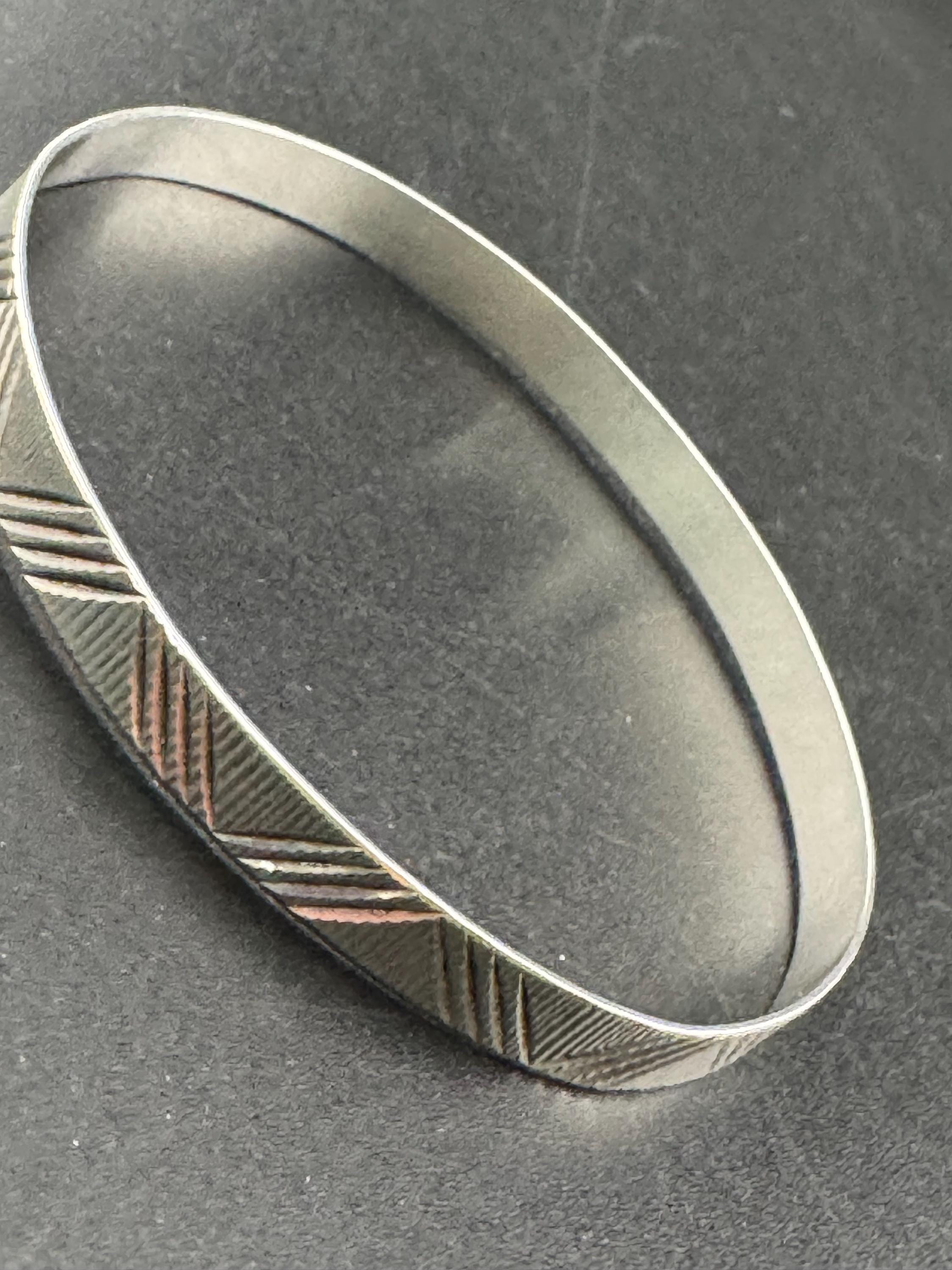 Vintage 1970s cross etched  925 sterling silver 6mm slim thin bangle 8.2 grams 6.5cm inner diameter
