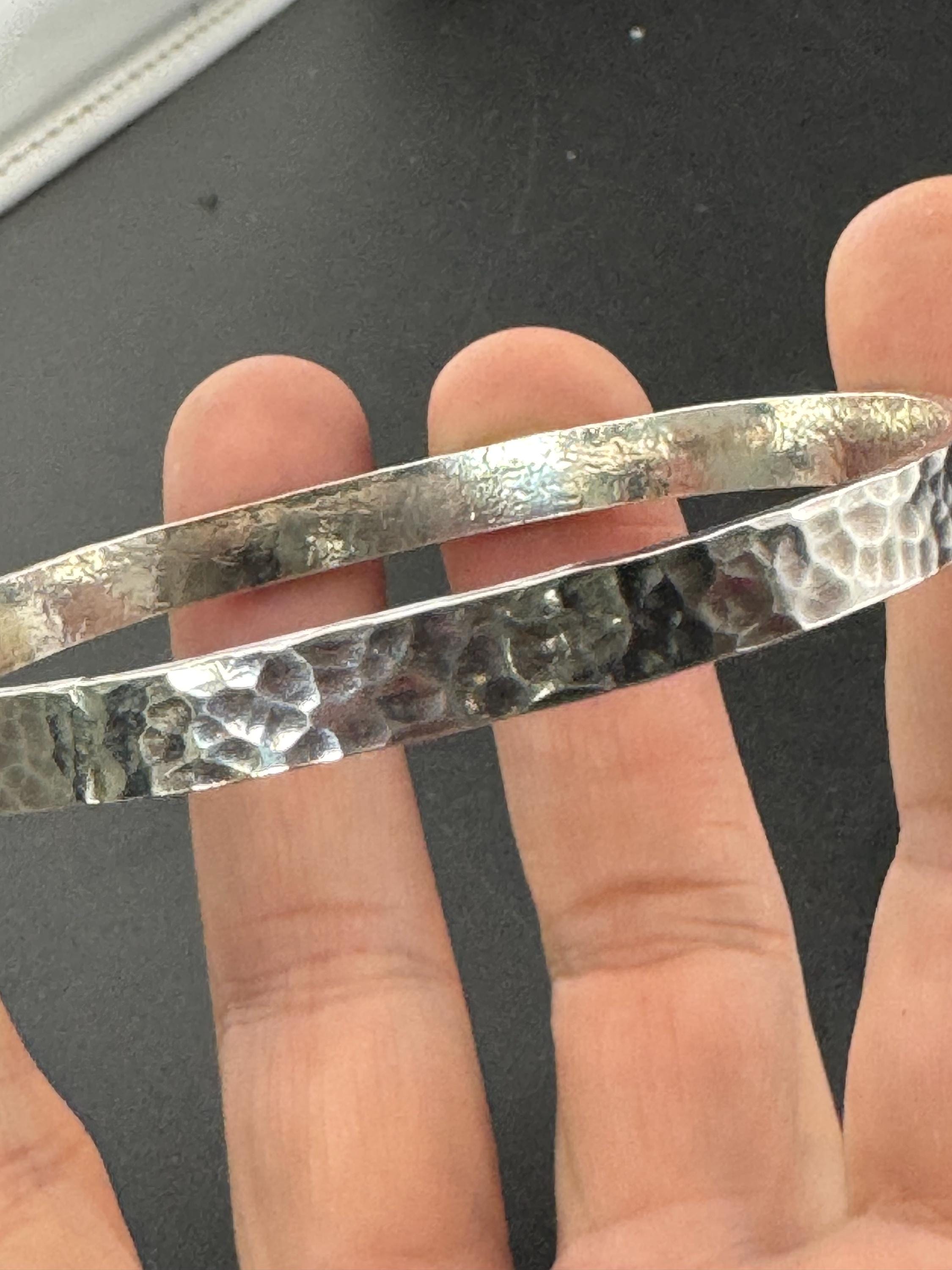 Vintage plain white metal slim thin modernist brutalist planished bangle 22.1 grams 6.5cm inner diameter, handmade acid tested silver
