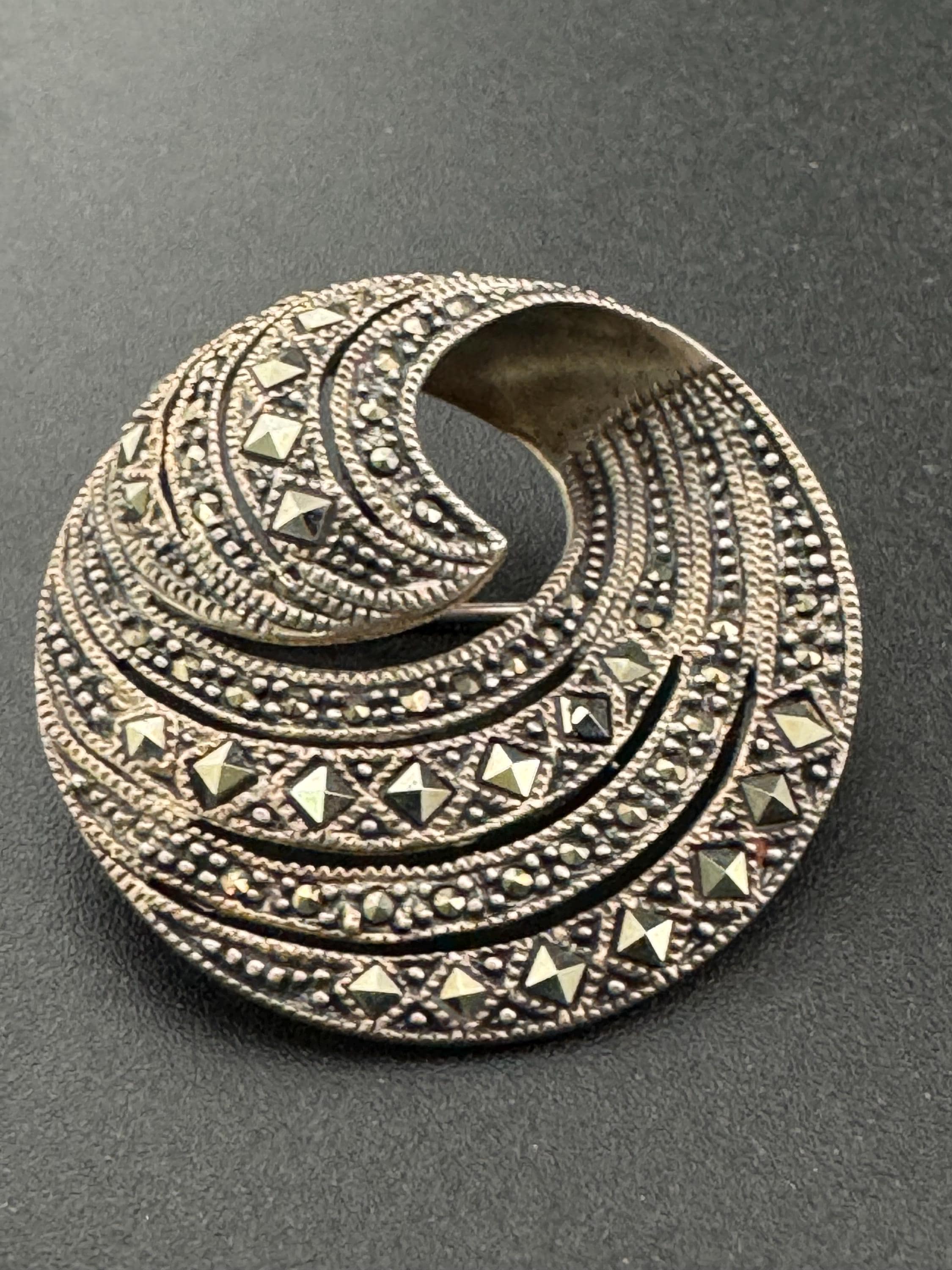 Signed GFAB vintage hallmarked silver marcasite swirl brooch 10.4gm 3.5cm