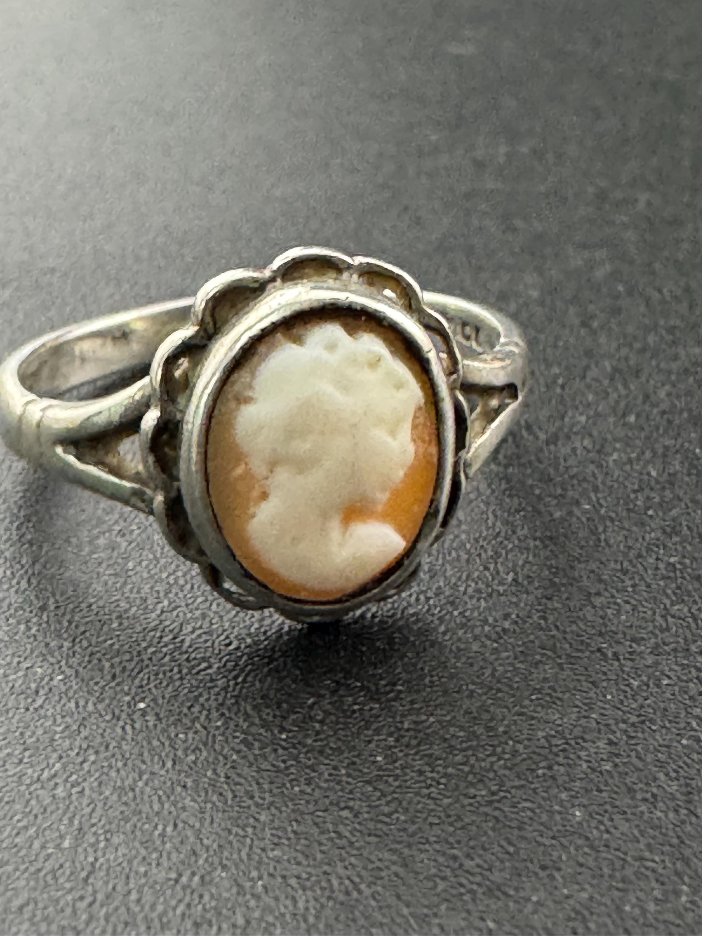 Size p 2.5 grams Vintage 925 sterling silver carved shell pearl cameo ring
