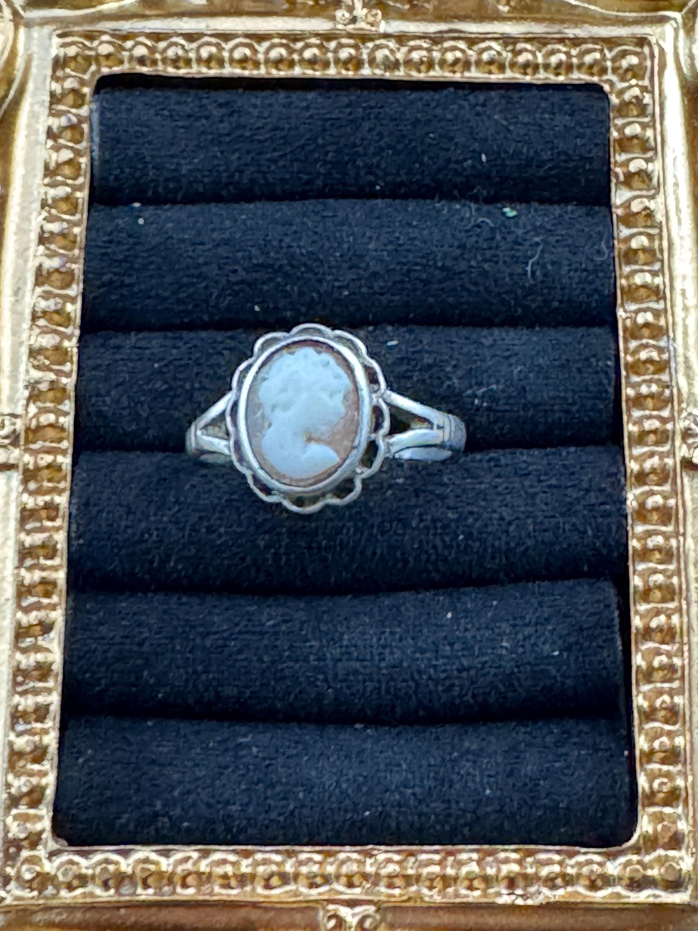 Size p 2.5 grams Vintage 925 sterling silver carved shell pearl cameo ring