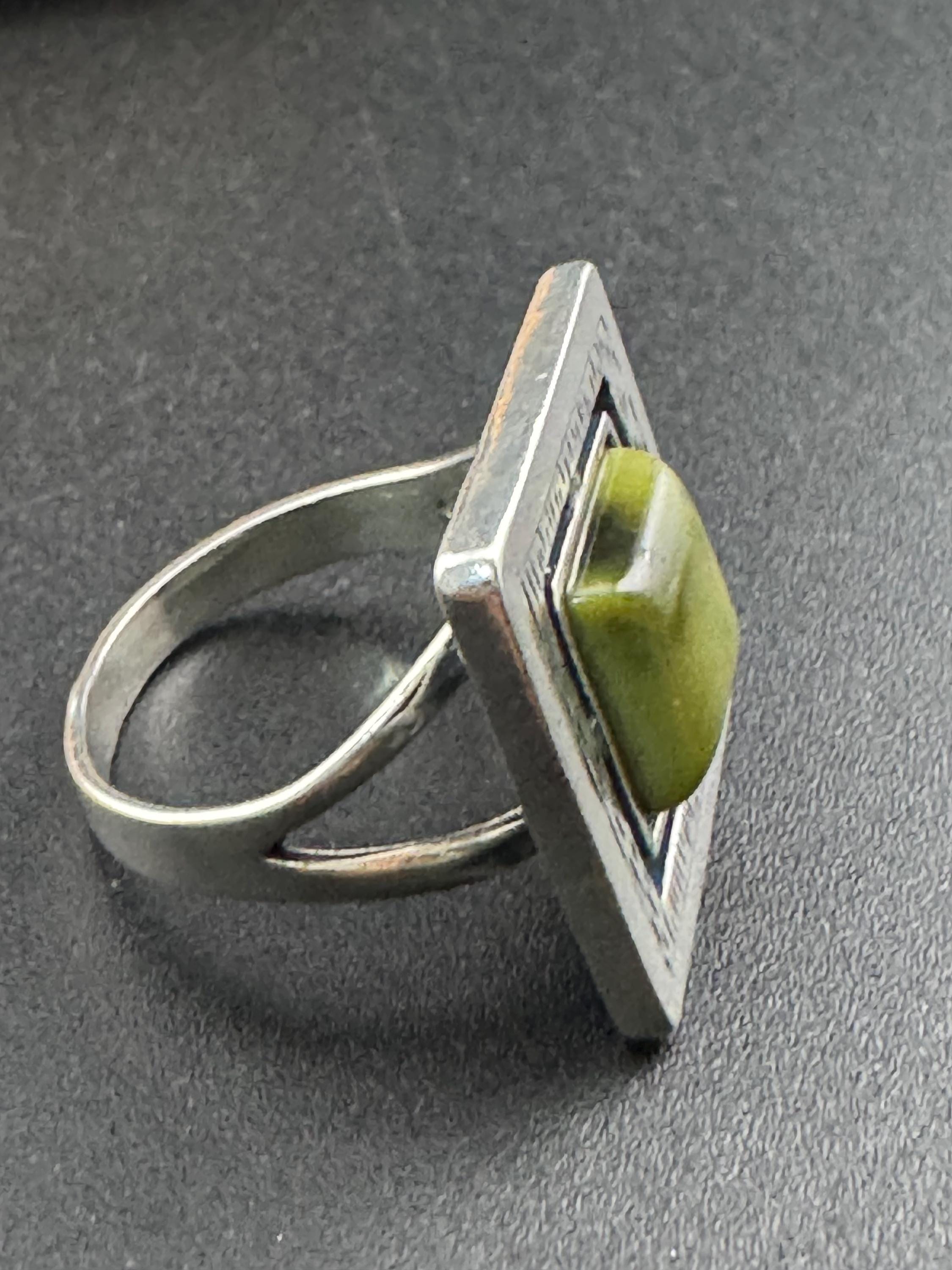 Uk Size R brutalist 925 Sterling silver square ring with green gemstone