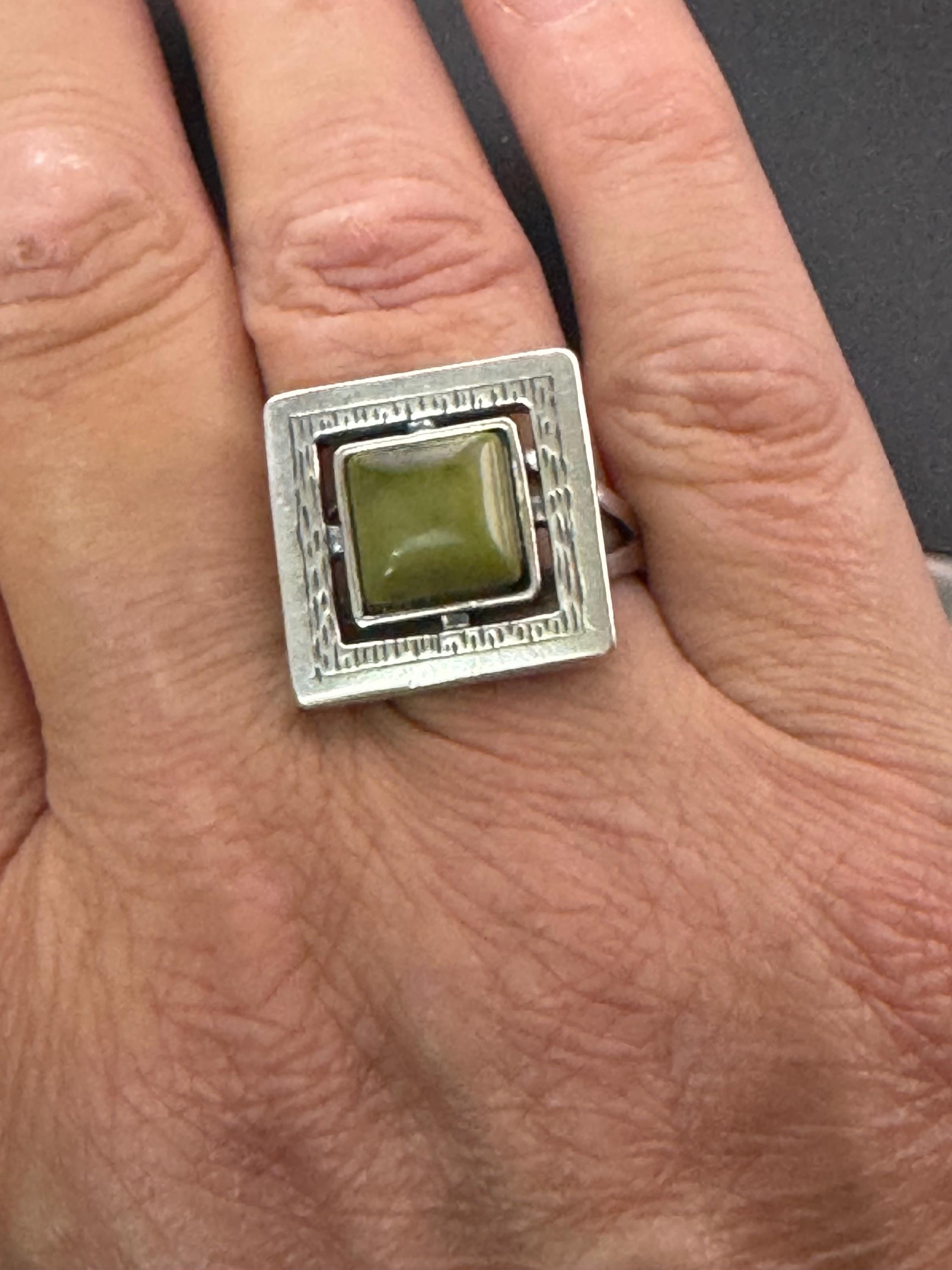 Uk Size R brutalist 925 Sterling silver square ring with green gemstone