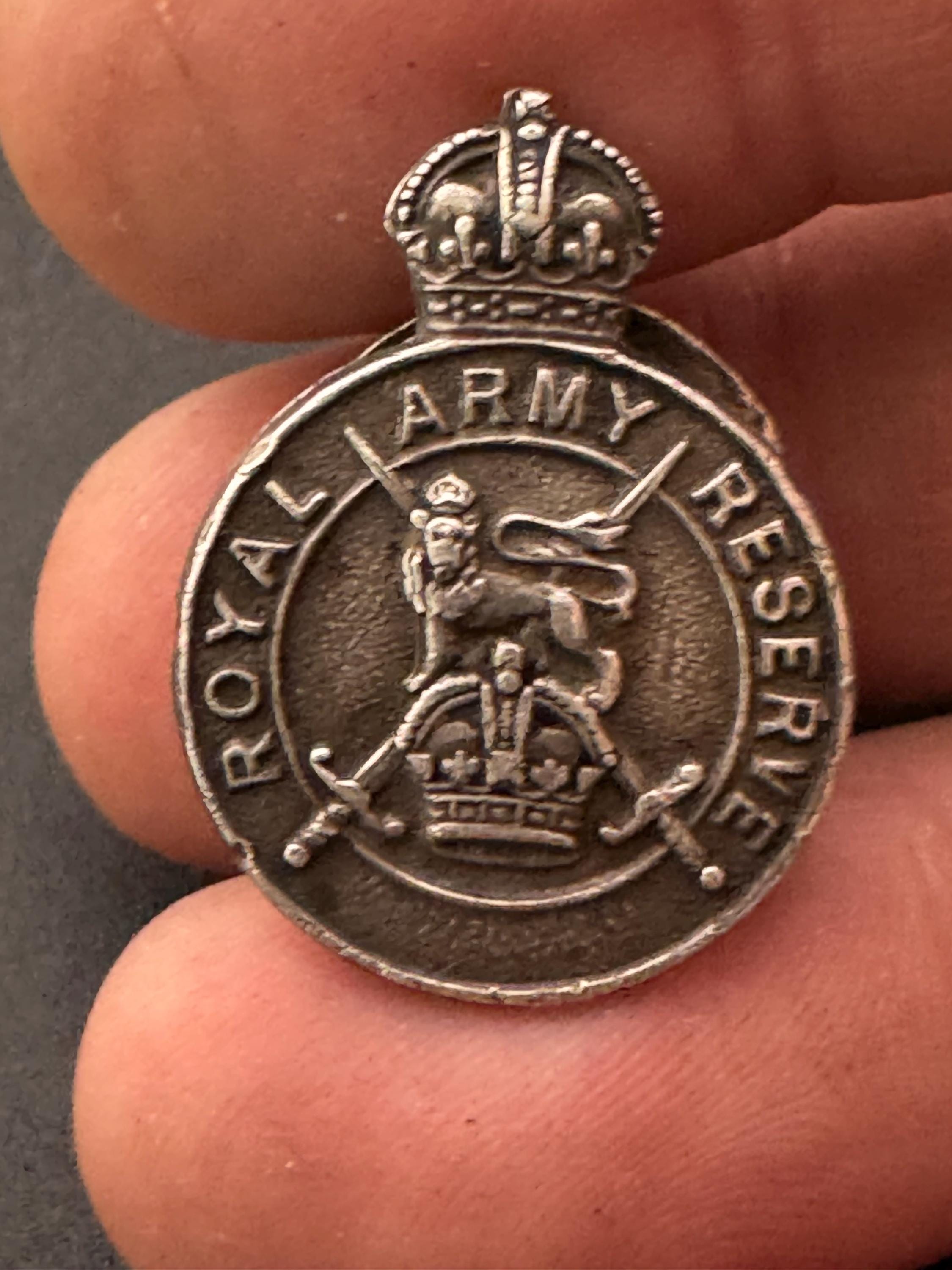 military pin, hallmarked silver lapel badge of the army officers' reserve 6.7 grams